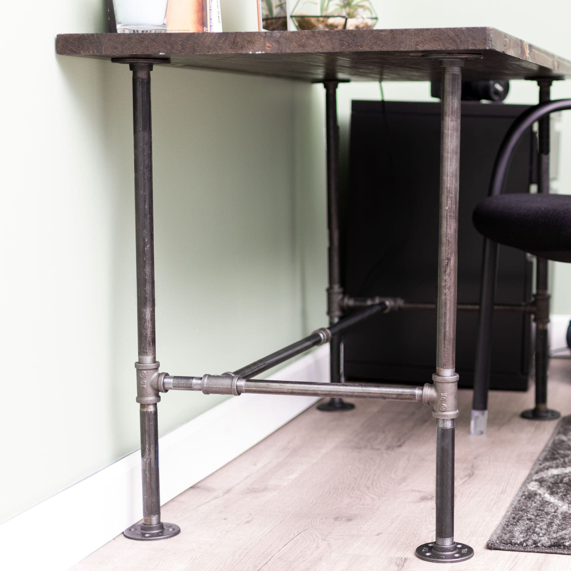 H Desk by PIPE DECOR