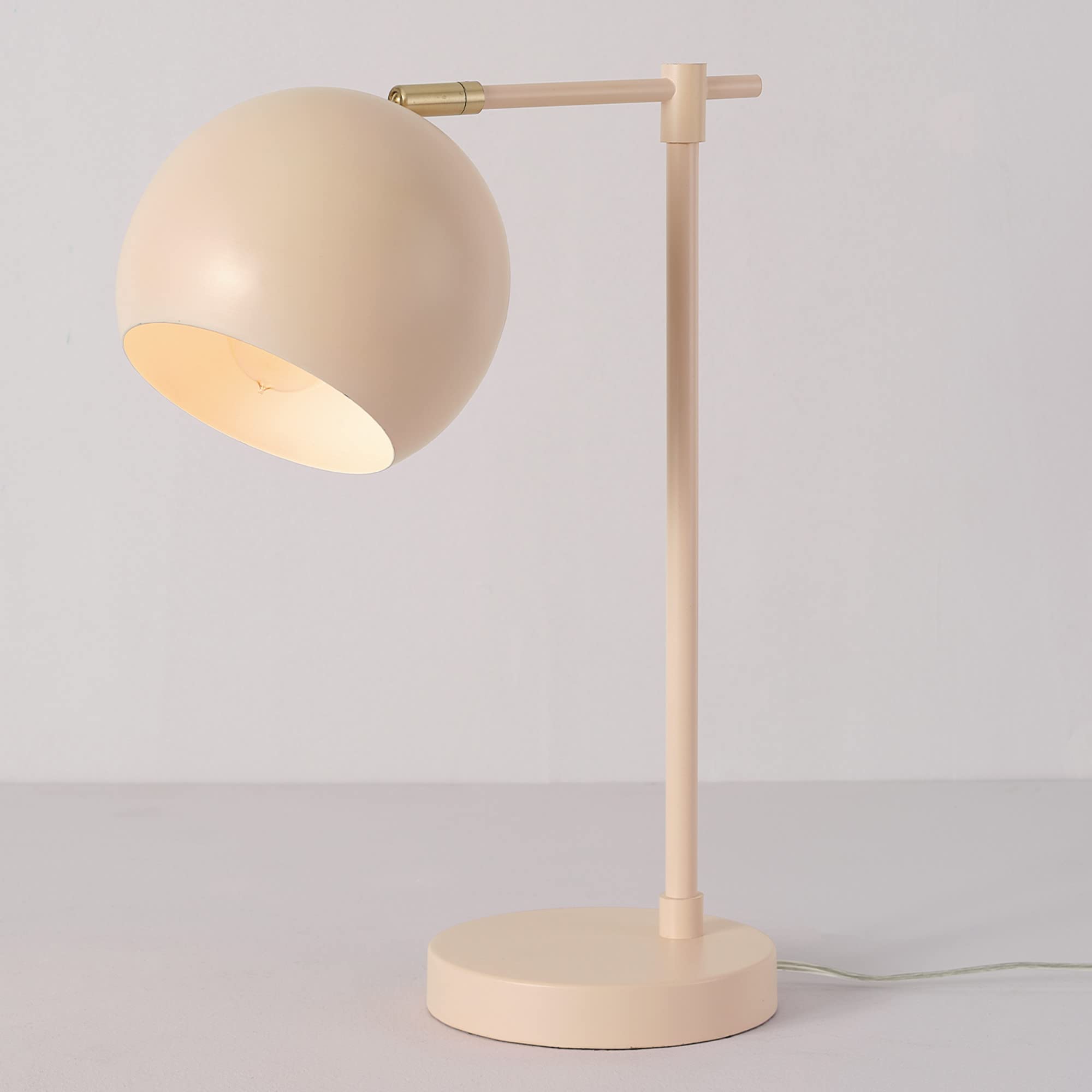 Globe Electric 52285 Hannah 18'' Desk Lamp, Matte Pink, Brass Pivot Joint, In-Line On/Off Rotary Switch