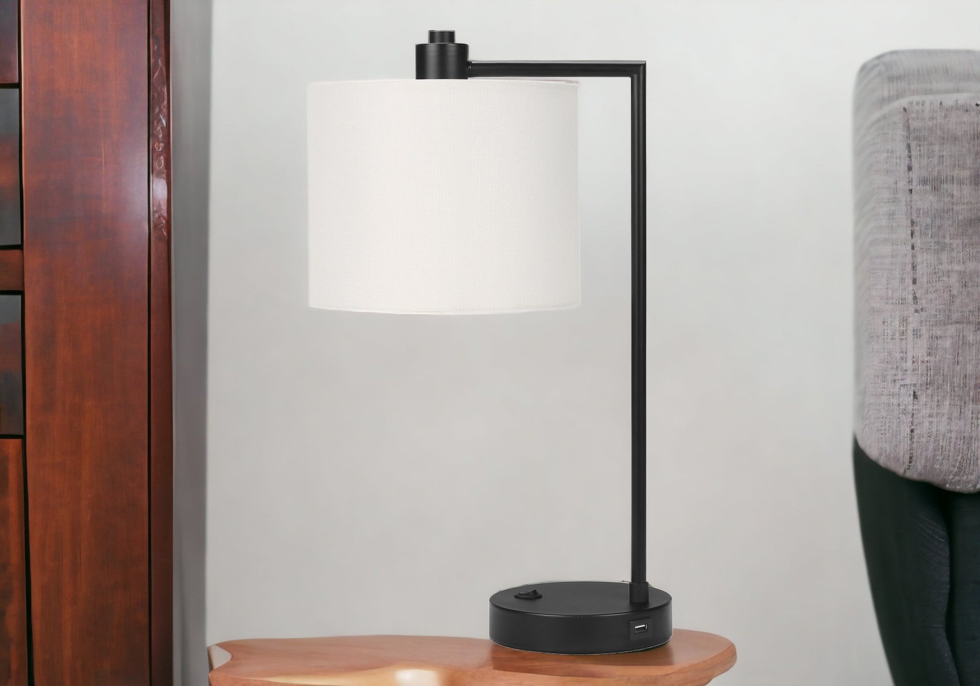19'' Black Metal Round Usb Table Lamp With Ivory Drum Shade