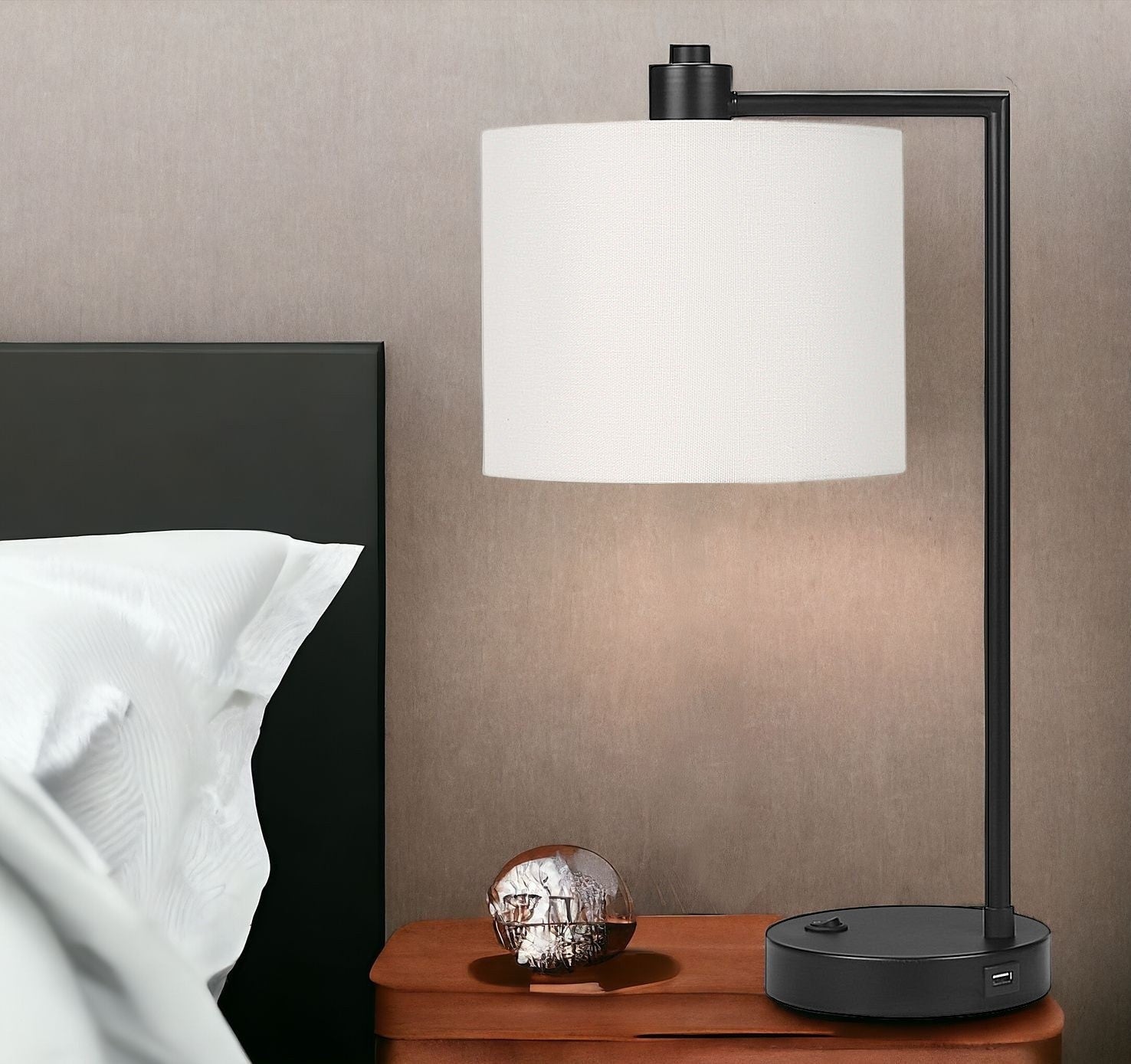 19'' Black Metal Round Usb Table Lamp With Ivory Drum Shade