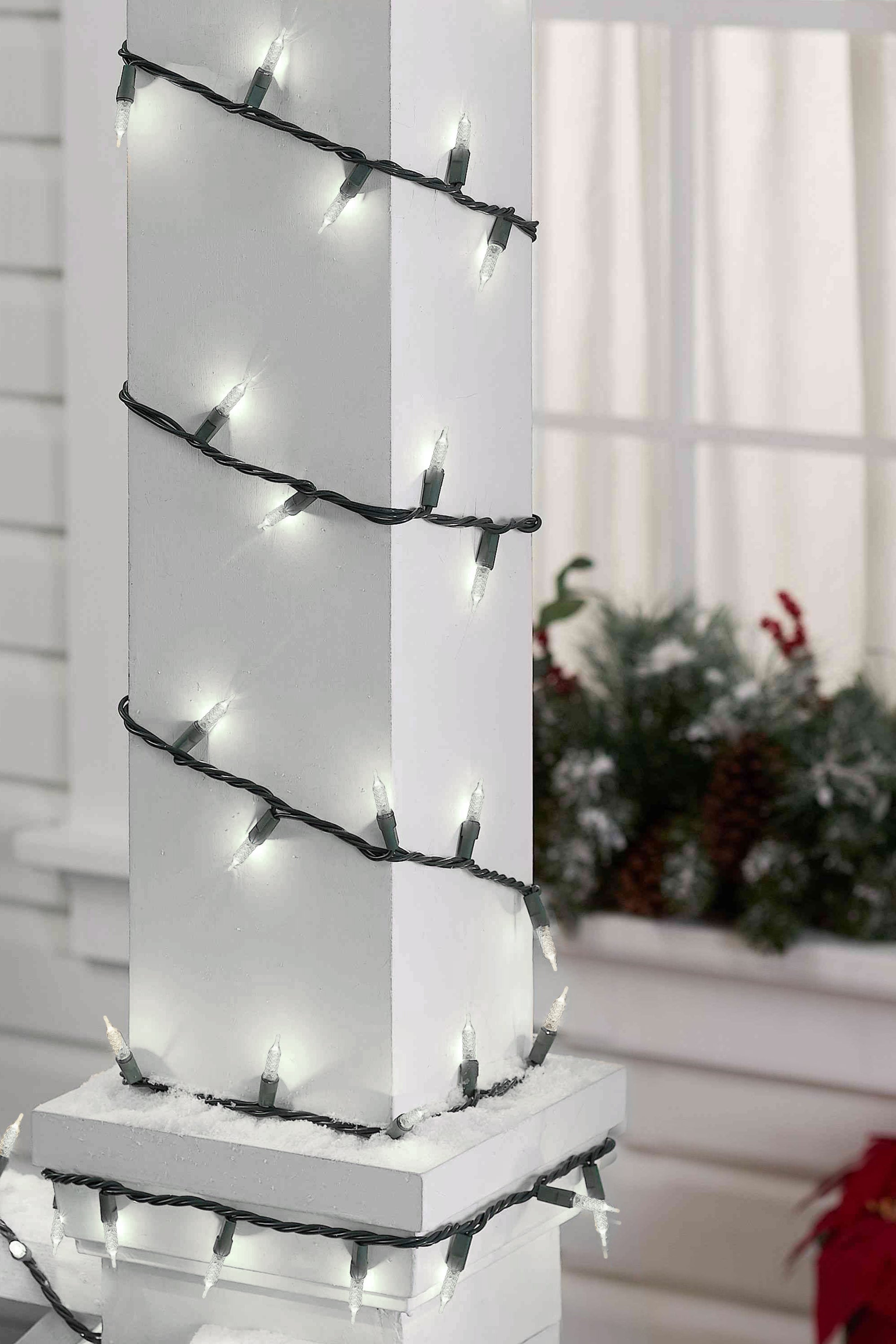 70 LED Indoor/Outdoor Crosshatch Pointed Tip Green Cable Christmas String Lights