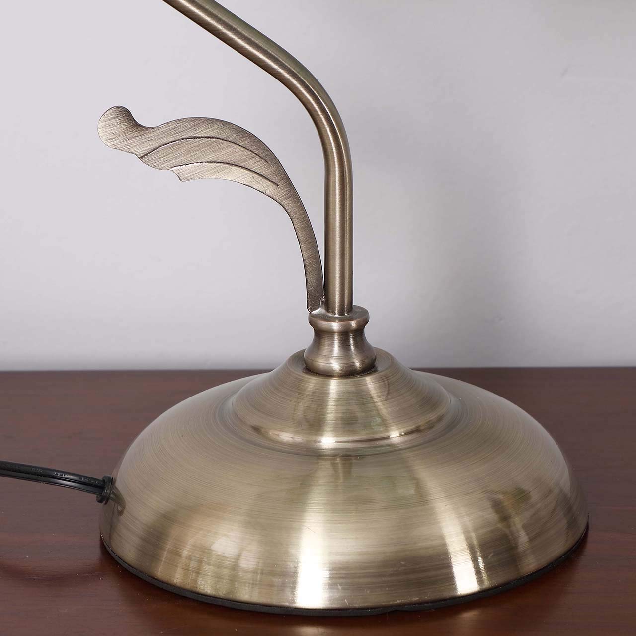 Bieye L10750 Tiffany Style Stained Glass Flower Petal Table Lamp With Brass Base For Home D  Cor (Blue, 8'' Cherry Blossom)