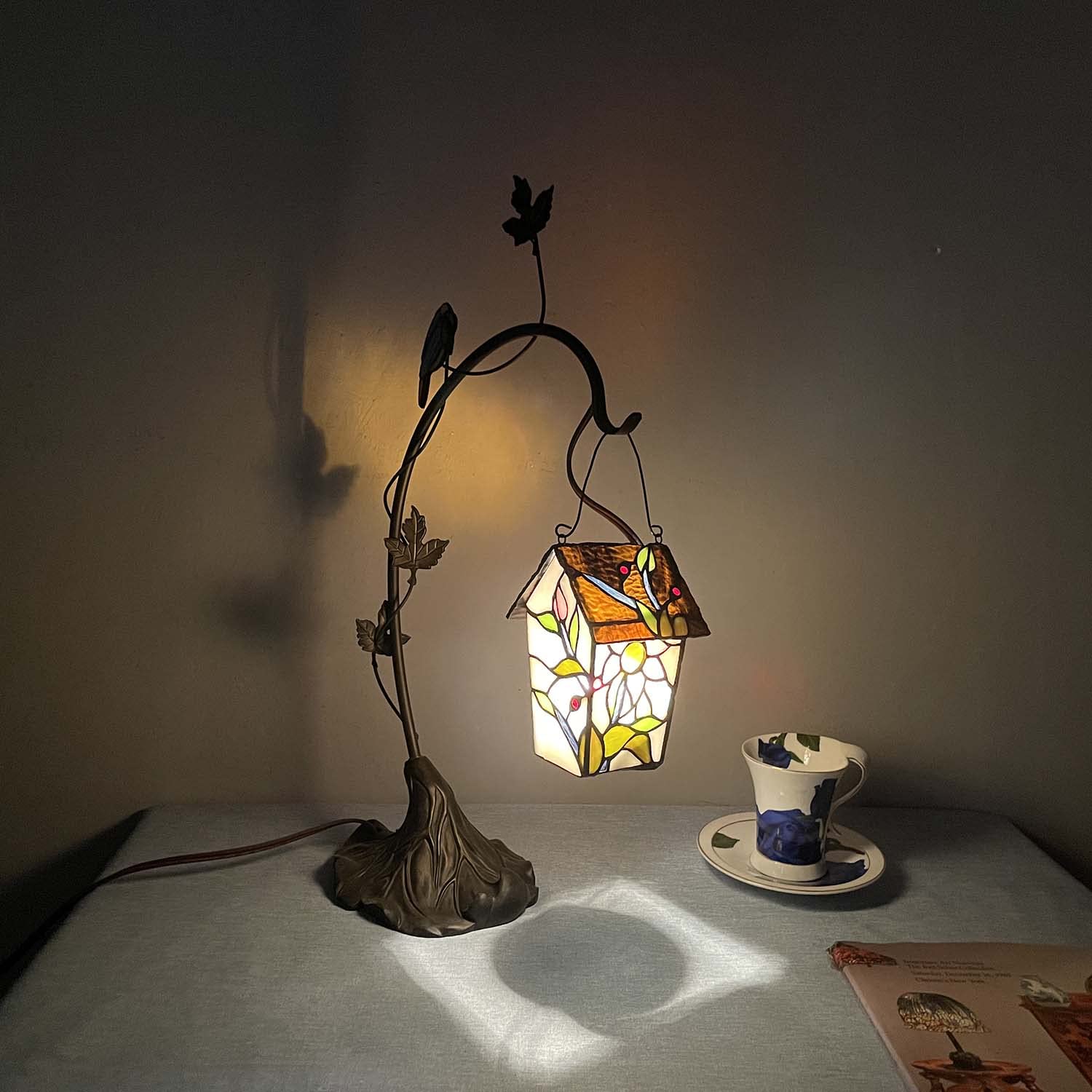 Bieye Birdhouse Table Lamp - Tiffany Style Stained Glass, 21-inch High, Pink Flower Decor