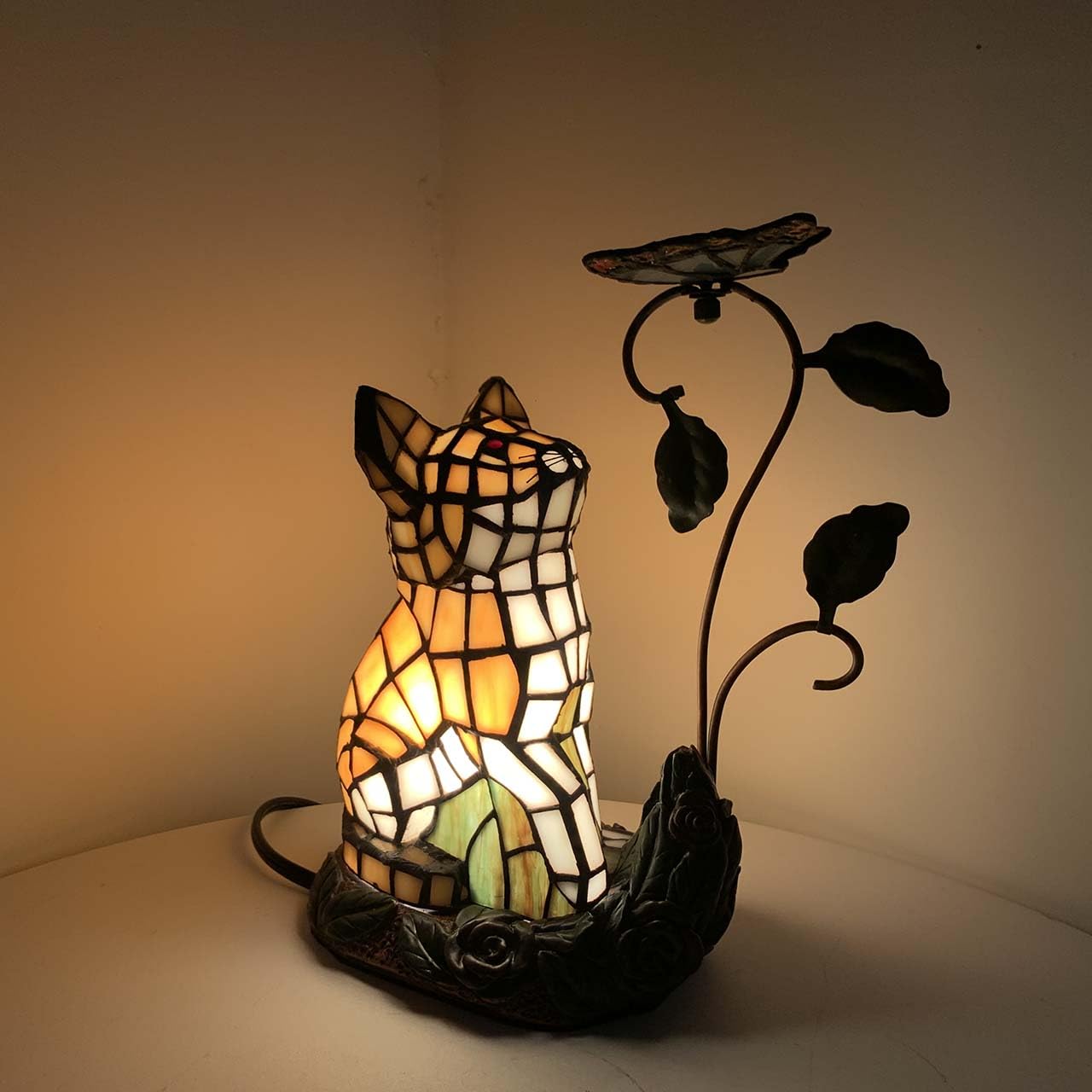 Bieye L10891 Tiffany-Style Stained Glass Cat Accent Table Lamp - Adorable Orange Cat Watching A Butterfly - 10-Inch Tall