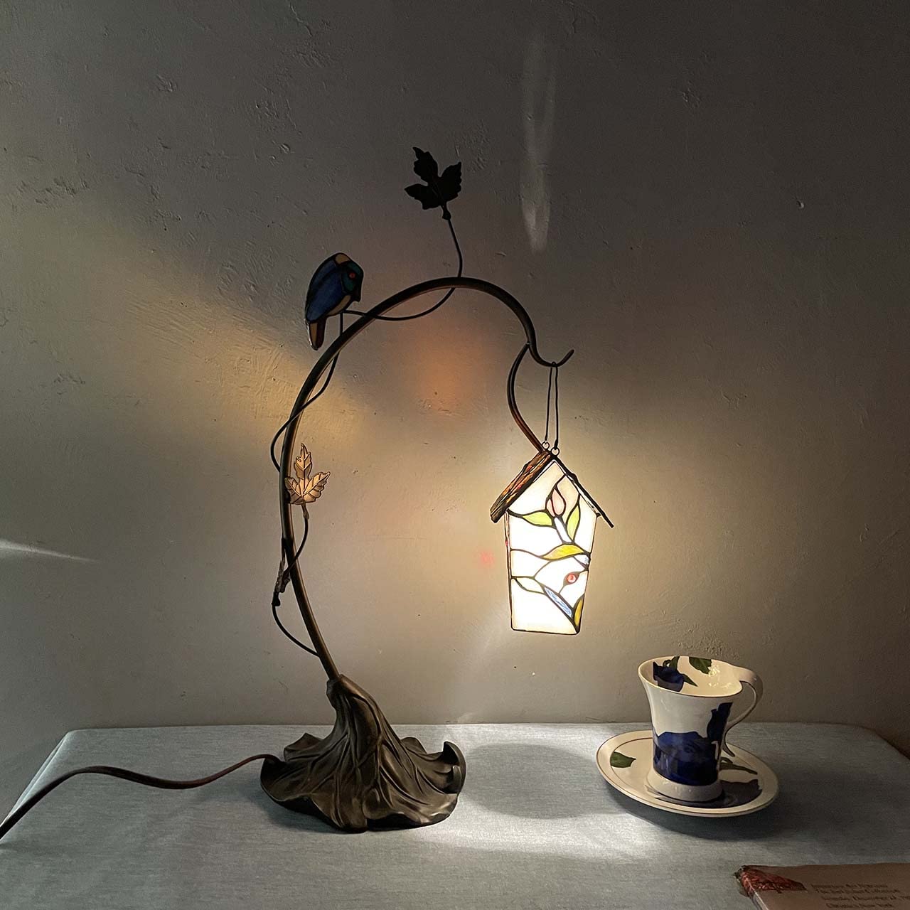 Bieye Birdhouse Table Lamp - Tiffany Style Stained Glass, 21-inch High, Pink Flower Decor