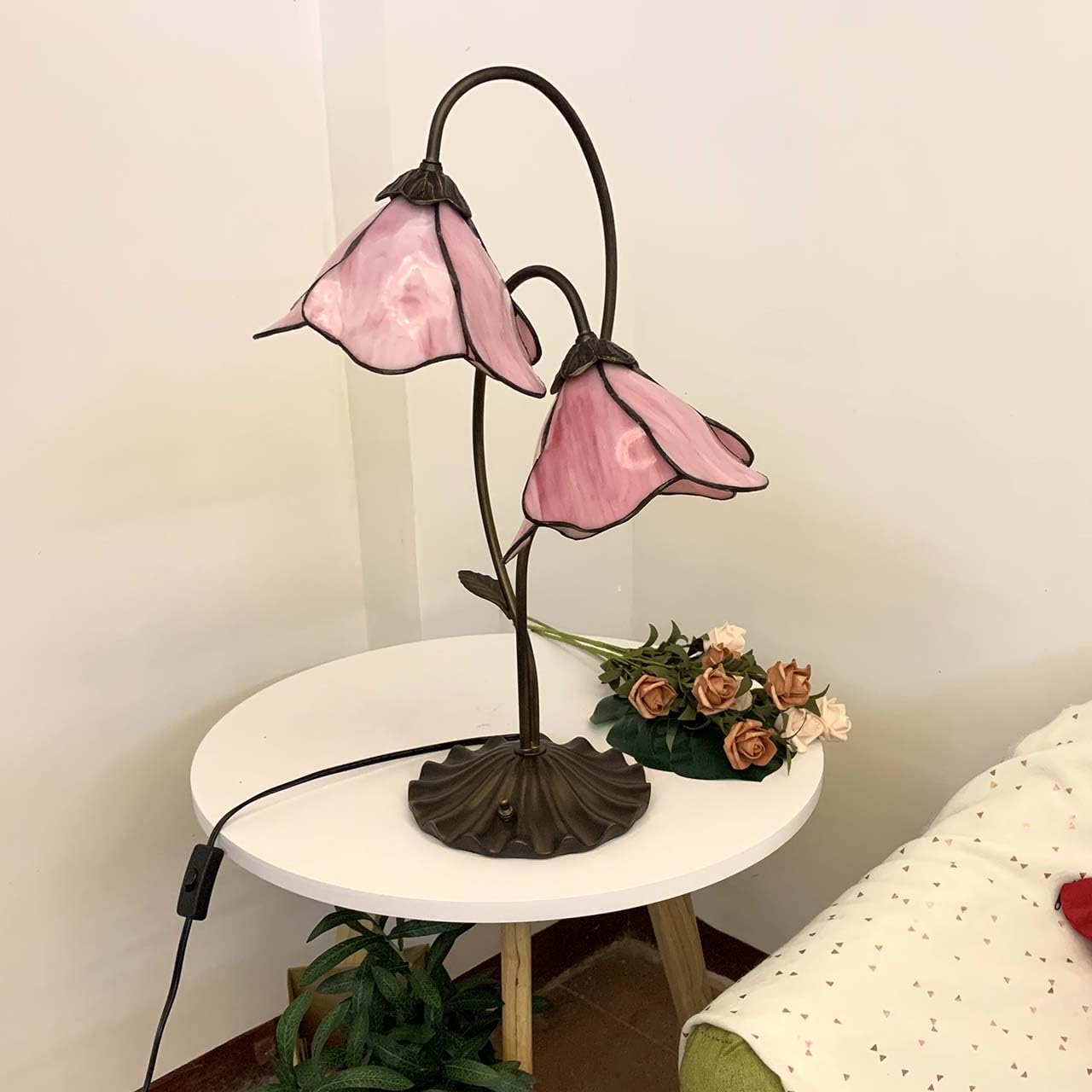 Bieye Tiffany Style Stained Glass Table Lamp, 2-Light, 8-inch Wide, Pink, Model L10811, Lily Pad Base