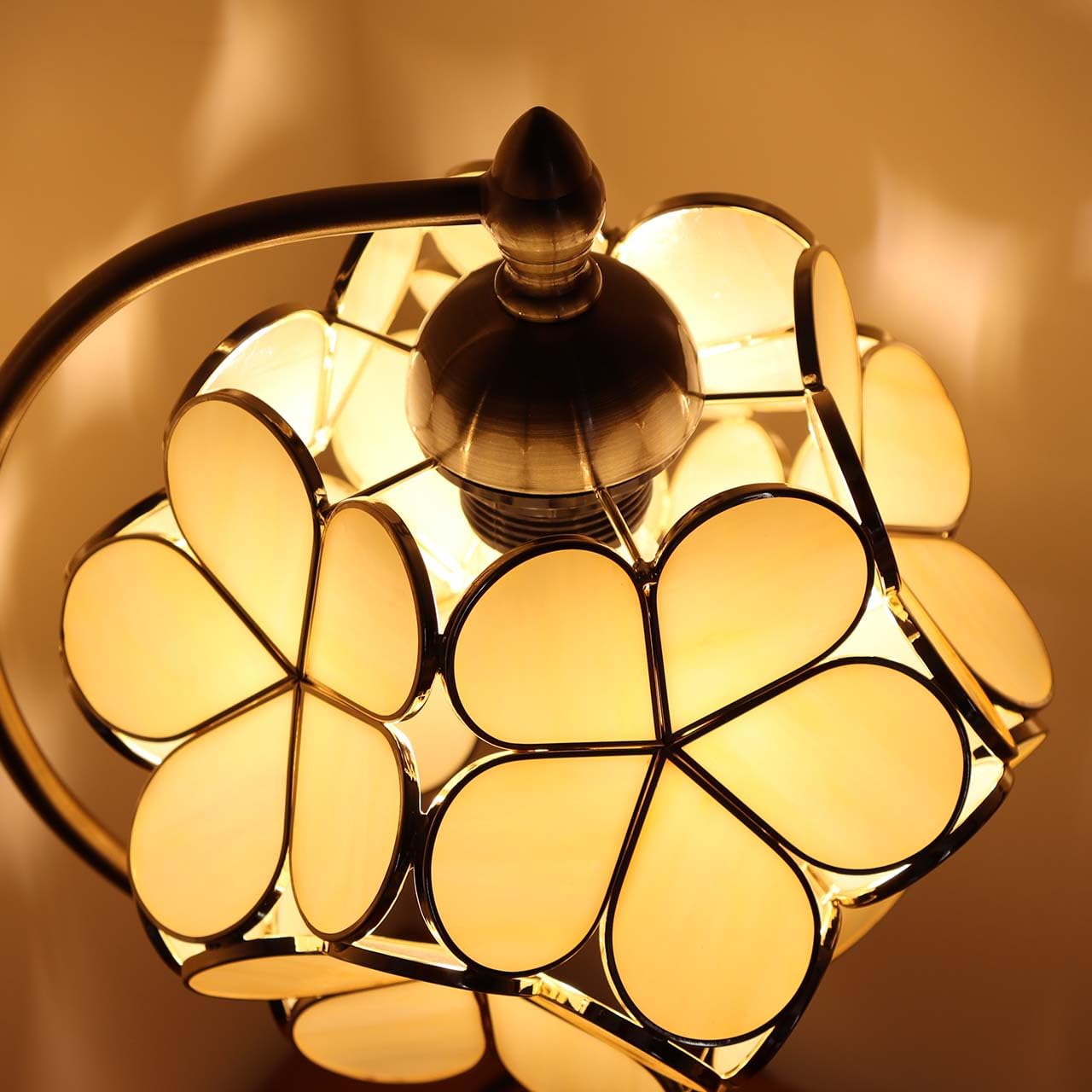 Bieye L10754 Tiffany Style Stained Glass Flower Petal Table Lamp With Brass Base For Home D  Cor (Cream, 8'' Cherry Blossom)