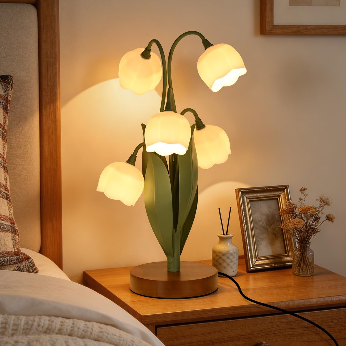 Flower Table Lamp for Bedroom, Cute Flower Reading Light with 5 White Lily of The Valley, Desk Lamp Bedside Lamps for Nightstand