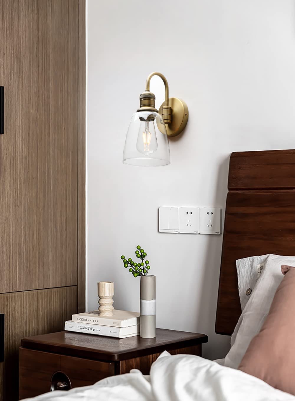Yosoan 1-Light Wall Sconce, Brass Vintage Indoor Lamp, Glass Shade, Antique Finish, Model 6122