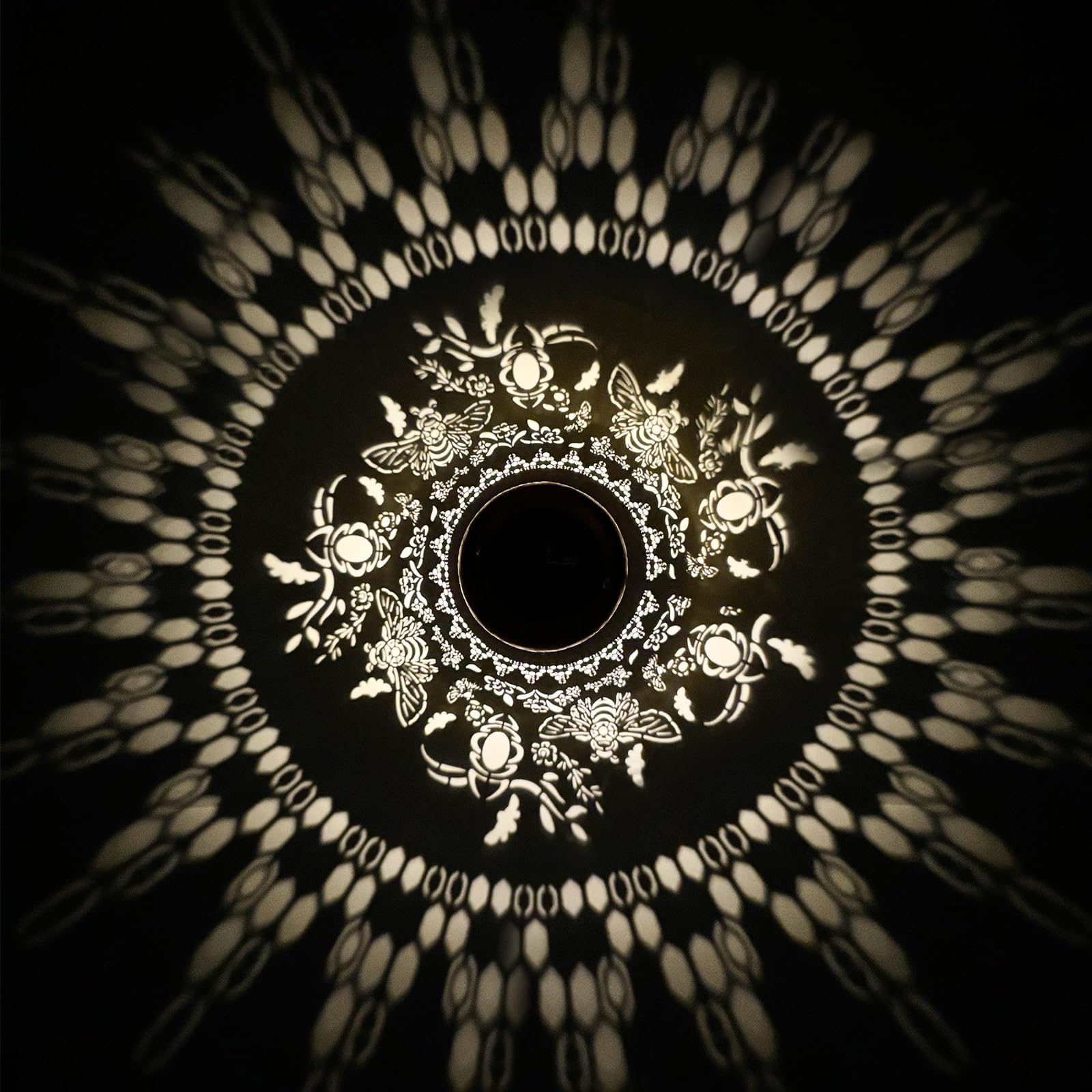 Bee Solar Lanterns Outdoor Hanging Waterproof Bee Garden Decor Christmas Gifts For Women Mom Grandma Metal Solar Lights Decorati