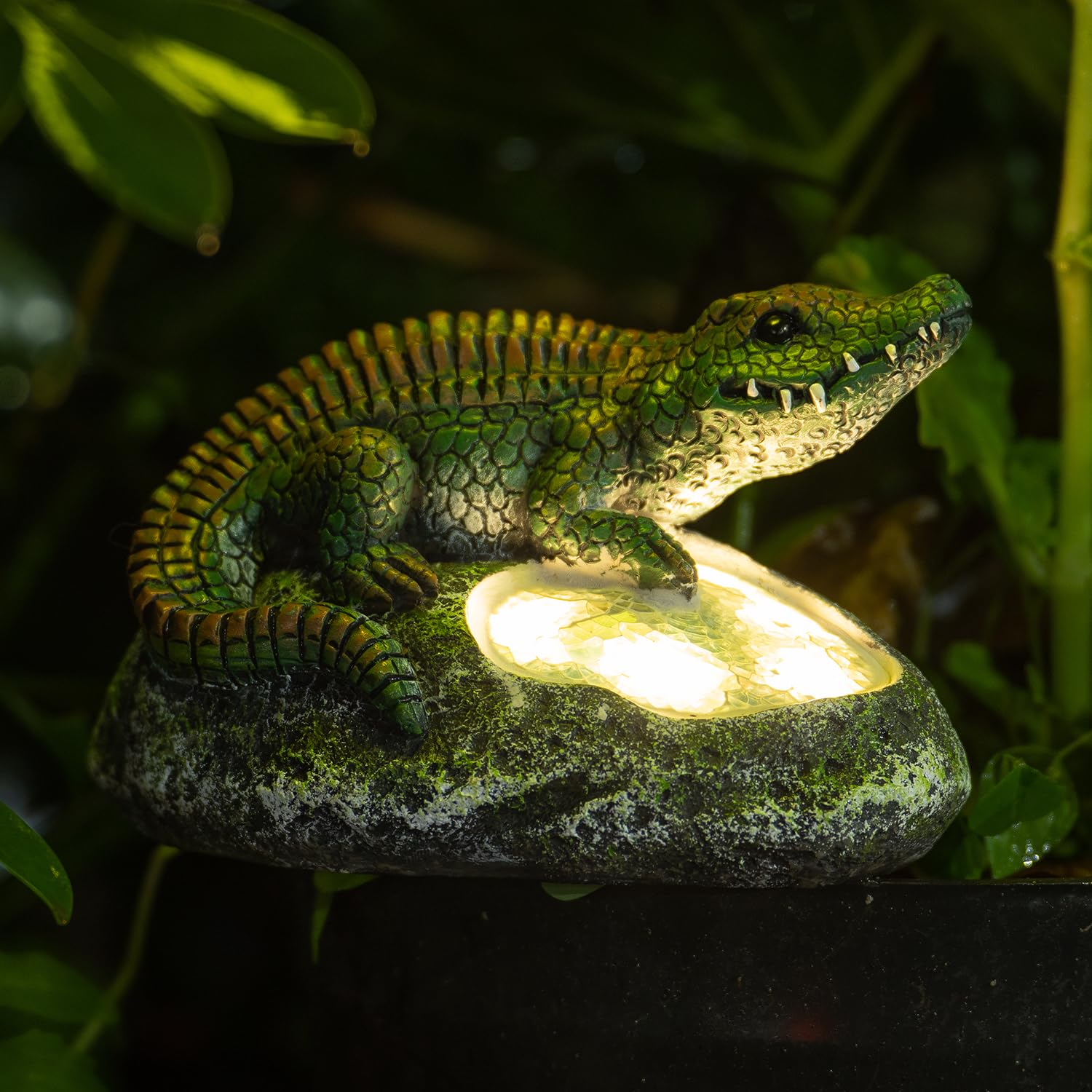 Rezpuao Garden Statue Crocodile,Solar Crocodile Decor for Outdoor,Resin Crocodiles Figurine with Solar Light for Patio,Balcony,Y