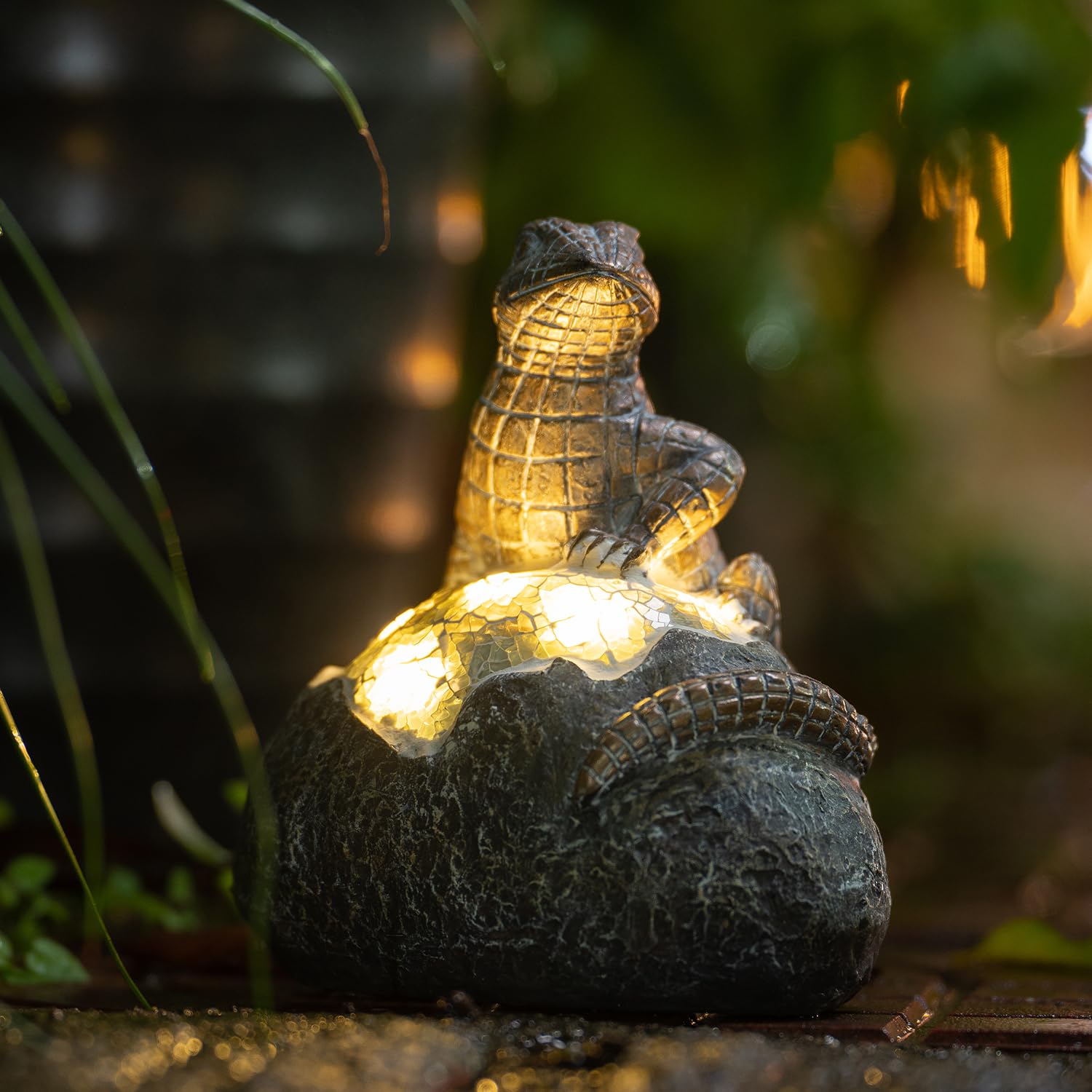 Rezpuao Solar Garden Outdoor Statues Lizard with LED Lights - Lawn Decor Lizard Statue for Patio, Balcony, Yard Ornament - Uniqu