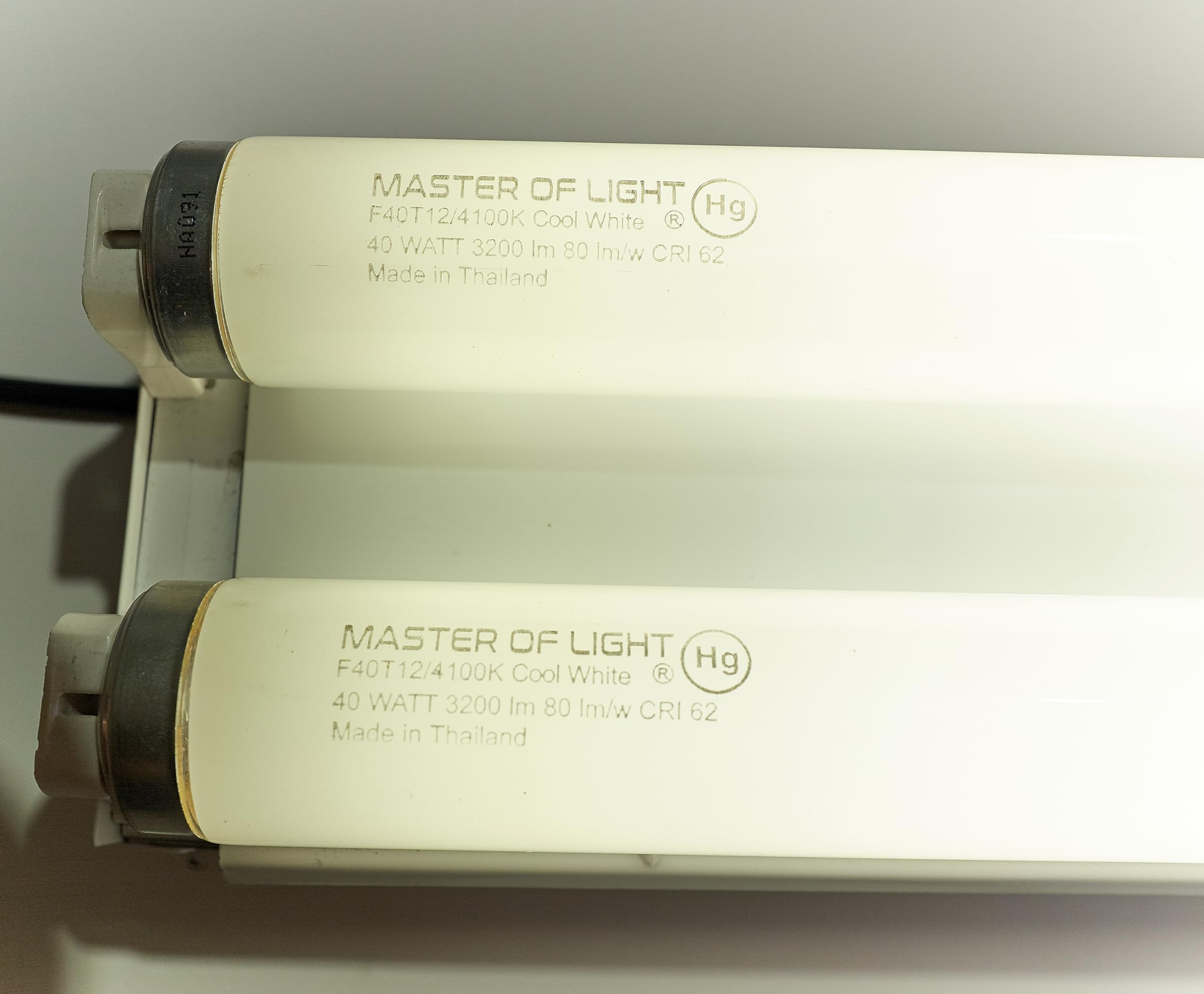 Master Of Light F40CW 4ft Fluorescent Tube Light Bulb 40W T12 Cool White 4100K (2 Pack)