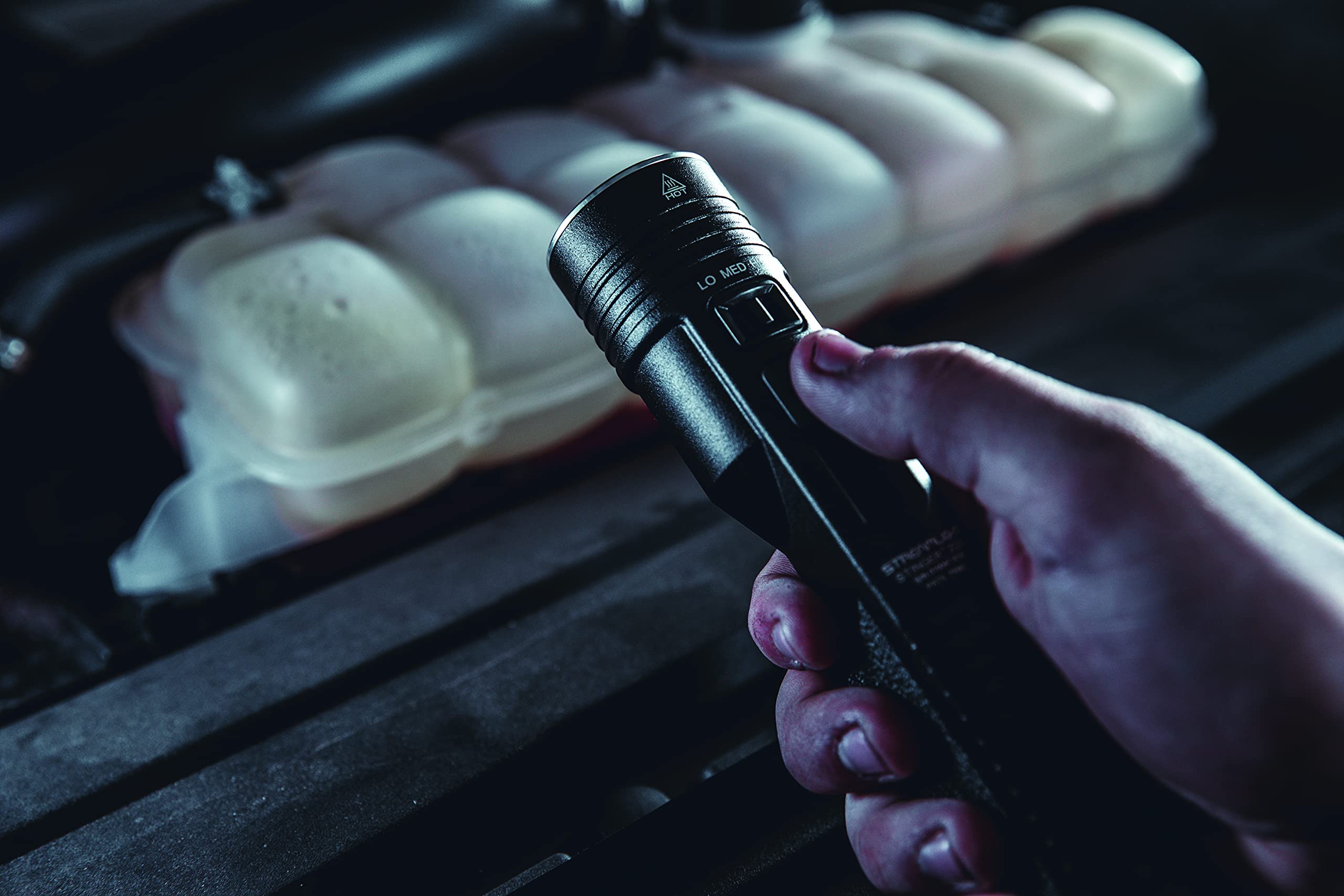 Streamlight Stinger 2020 Rechargeable Flashlight, 2000-Lumen, Aluminum, 12V DC Charger, Black, Model 78104