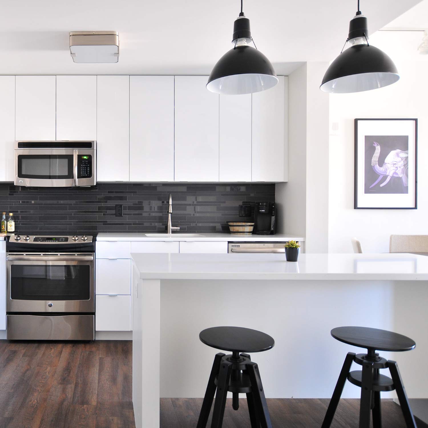 Amazon Basics A19 Led Light Bulbs 60 Watt Equivalent, Soft White (2700K), Energy Efficient 9W, Non-Dimmable, 10,000 Hour Lifetim