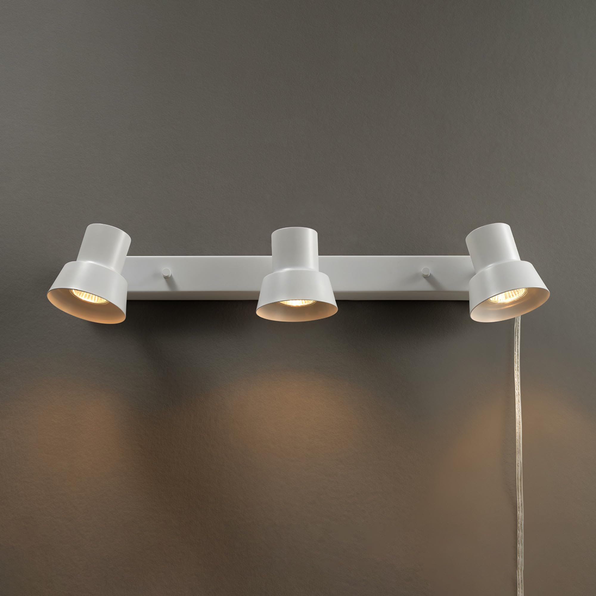 Globe Electric 64000116 22'' 3-Light Plug-In Track Lighting, Matte White, Pivoting Track Heads, 15-Foot Cord, In-Line On/Off Roc