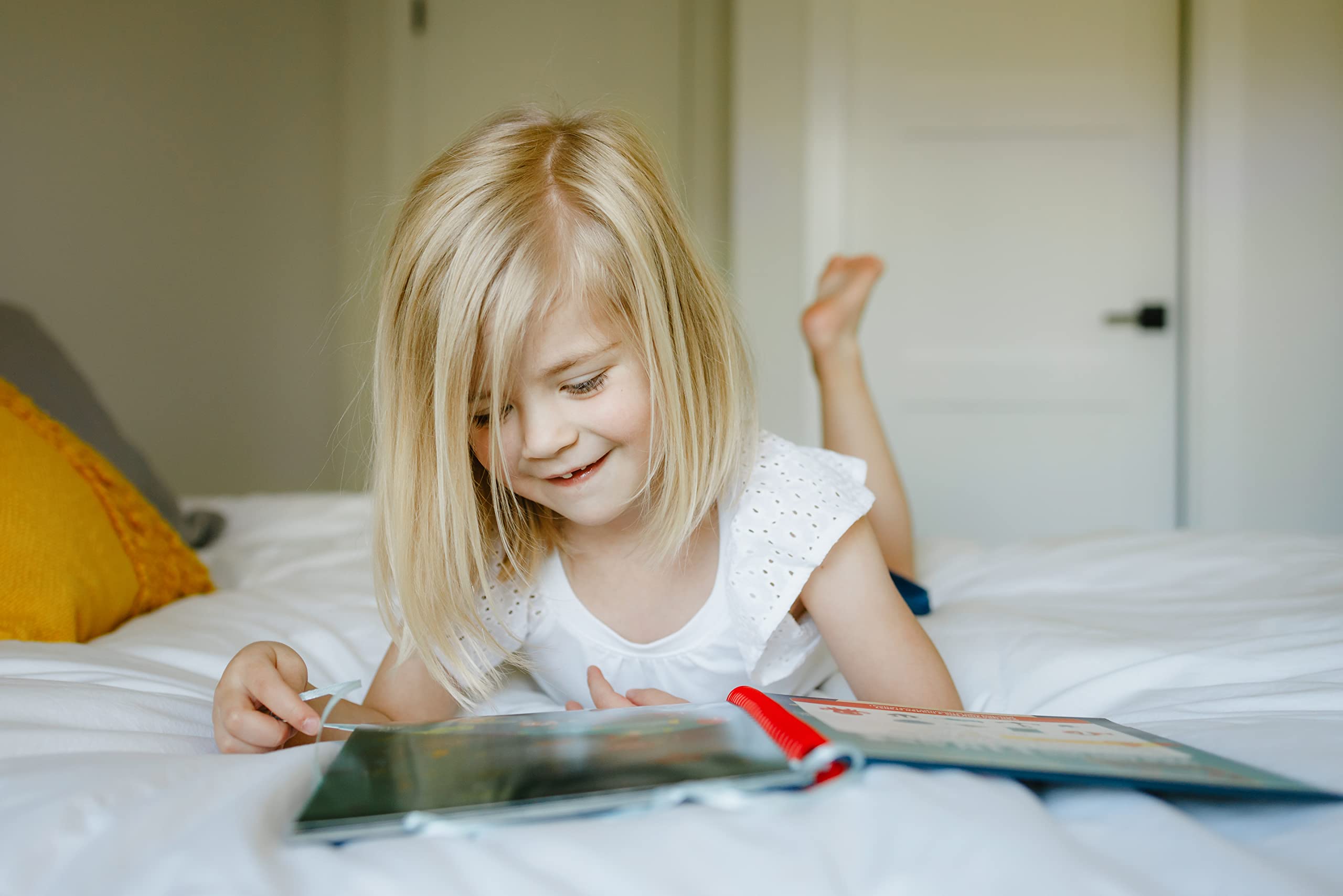 Chuckle & Roar - Flashlight Seek & Find - Engaging Puzzle Solving For Toddlers - Great Game For Young Learners - Travel Ready - Ages 3 And Up