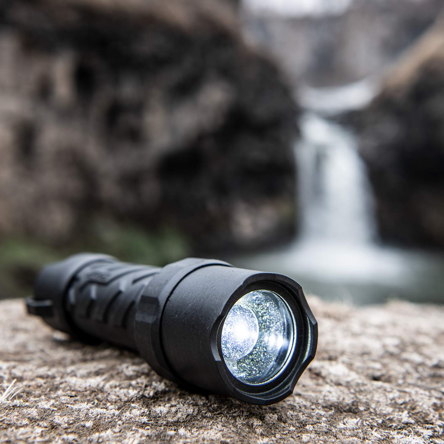 Coast® Polysteel® 400 440 Lumen Pure Beam® Focusing Led Flashlight With Twist Focus™ And Stainless Steel Core, Black