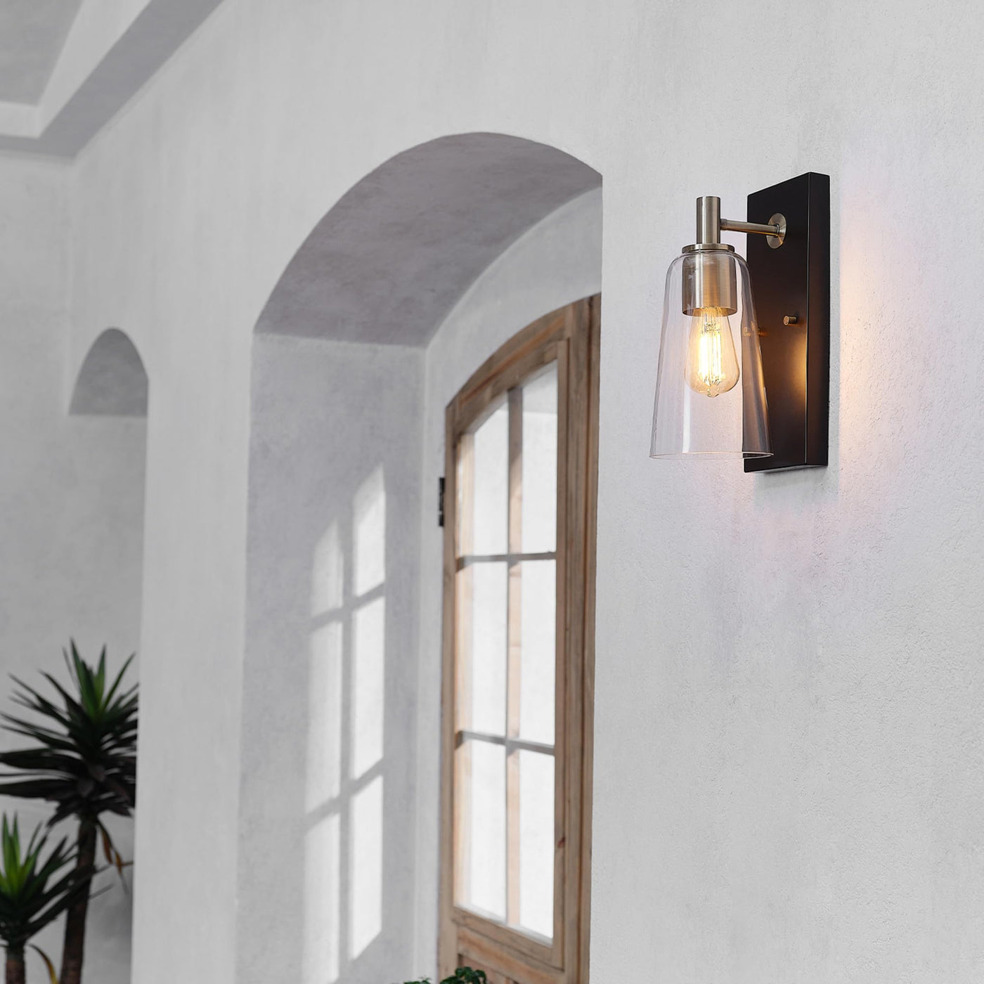Globe Electric 65000045 1-Light Wall Sconce, Matte Black, Matte Brass  Accents, Clear Glass Shade, Wall Lights For Living Room, B, image size:1400x1400