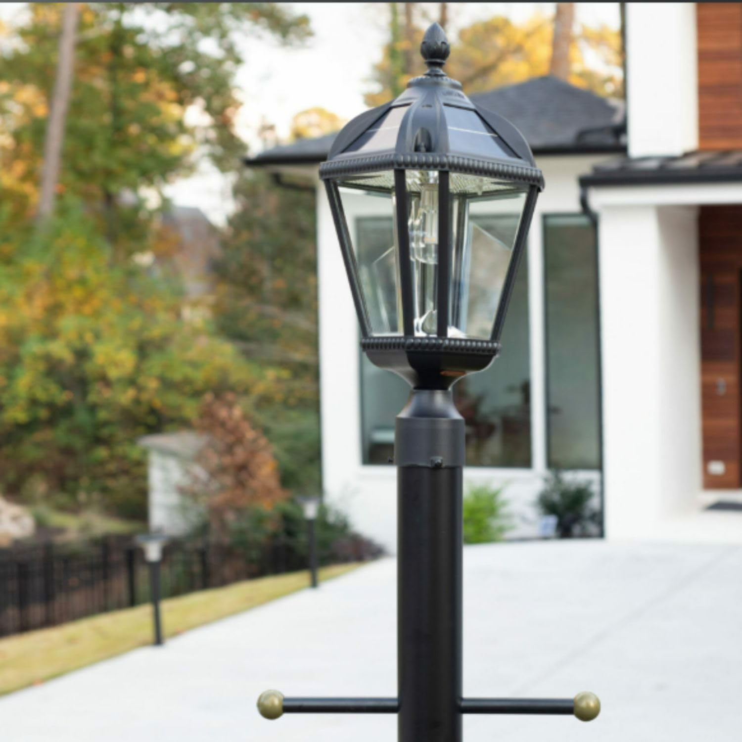 Gama Sonic Outdoor Solar Post Light, Black Aluminum, Royal Bulb, Rain Water Glass, Single Lamp with 3-inch Fitter for Lamp Posts