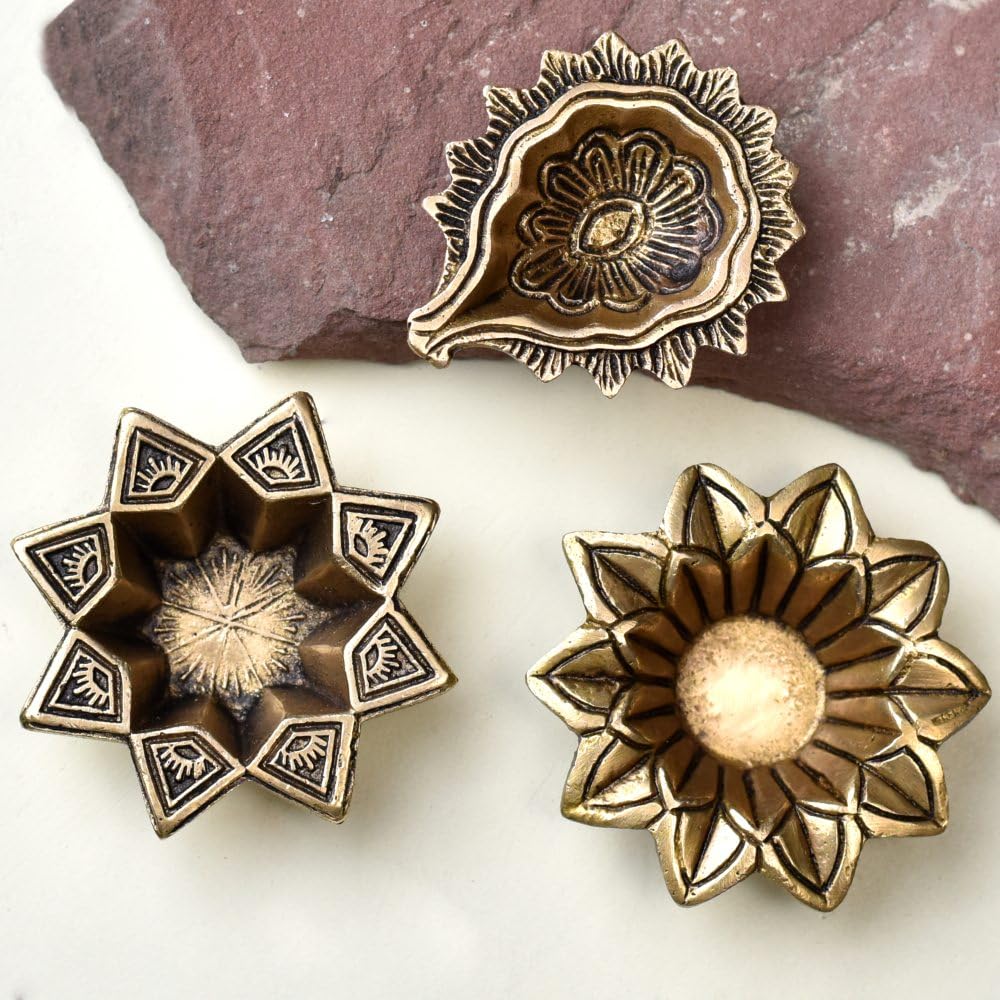 Indian-Shelf 3 Pieces Traditional Brass Diya for Puja Oil Lamp for Home Office Gifts Pooja Articles Diwali Dcor Arti Deepak Deep