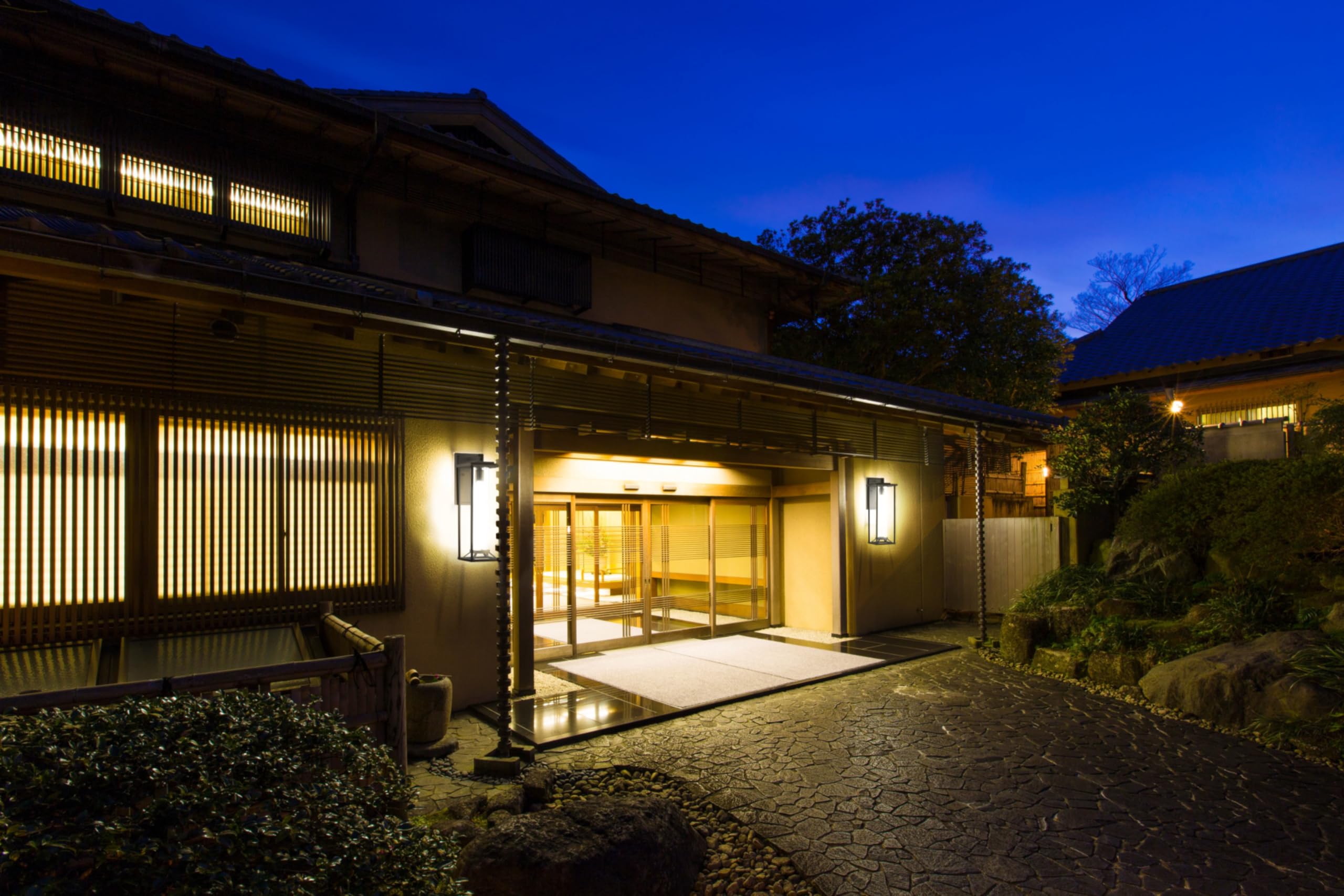 Minka Lavery Outdoor Wall Light 1-Light 75W Aluminum Black 72477-66 Wall Mount 20inH