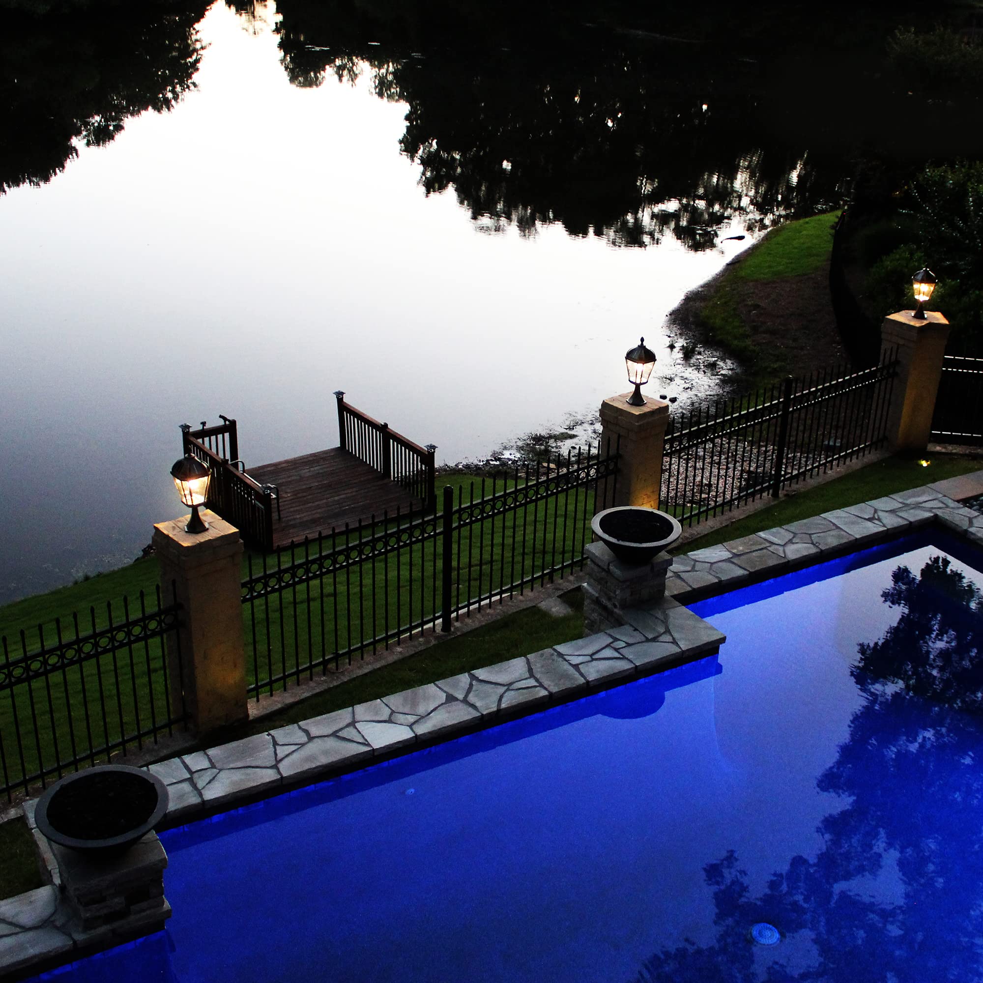 Gama Sonic Outdoor Solar Post Light with Pier Base, Brushed Bronze Finish Aluminum and Rain Glass, Royal Bulb 150 Lumens Warm Wh