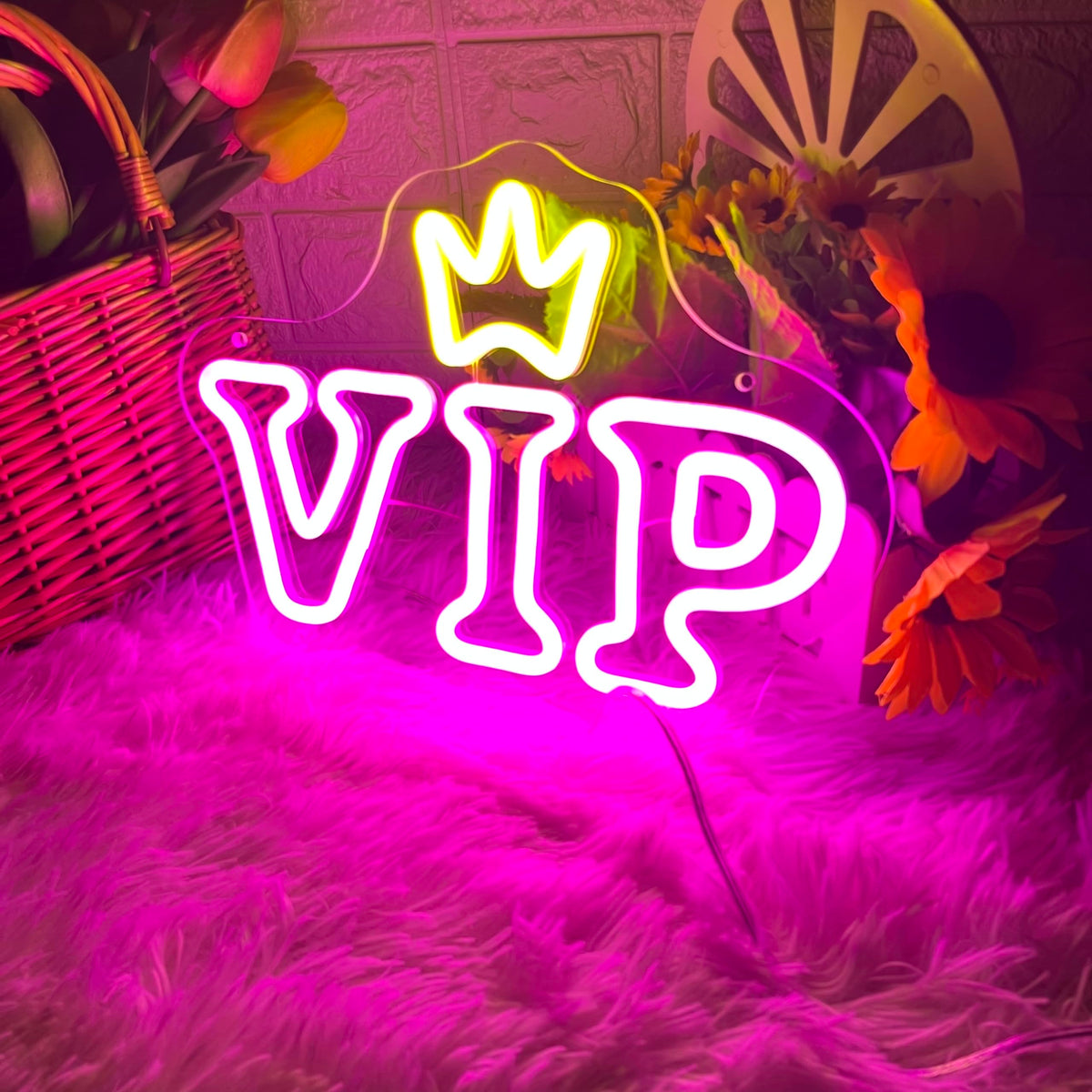 HDJSIGN Neon Sign - VIP Lounge Light Up Wall Decor, USB Powered, Pink ...