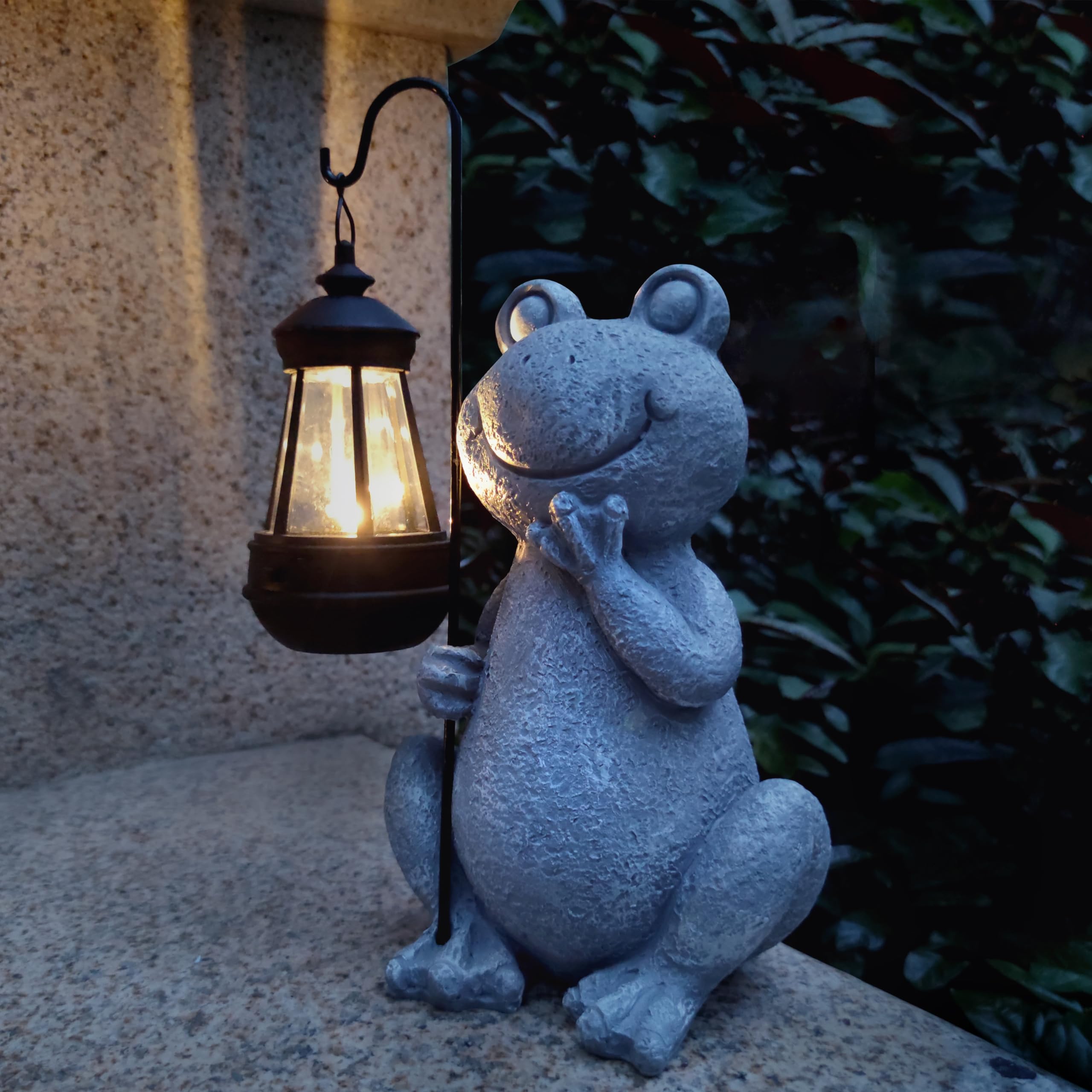 Vioyouns Frog Solar Garden Statues,Resin Frog Figurine Decorations With Solar Lights Lantern, Outdoor Frog Garden Decor Art For