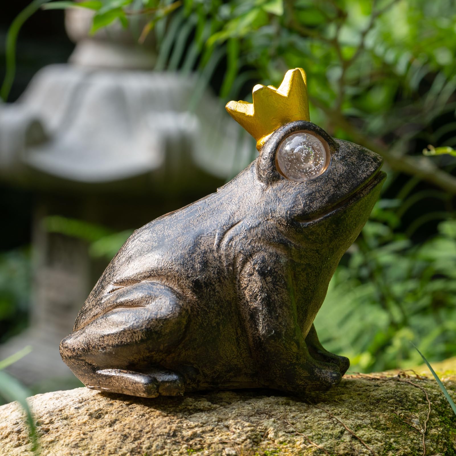 Rezpuao Garden Decor Statue Frog Prince,Solar Statue Decor Frog Prince,Resin Frogs Figurine With Solar Light For Patio,Balcony,Y