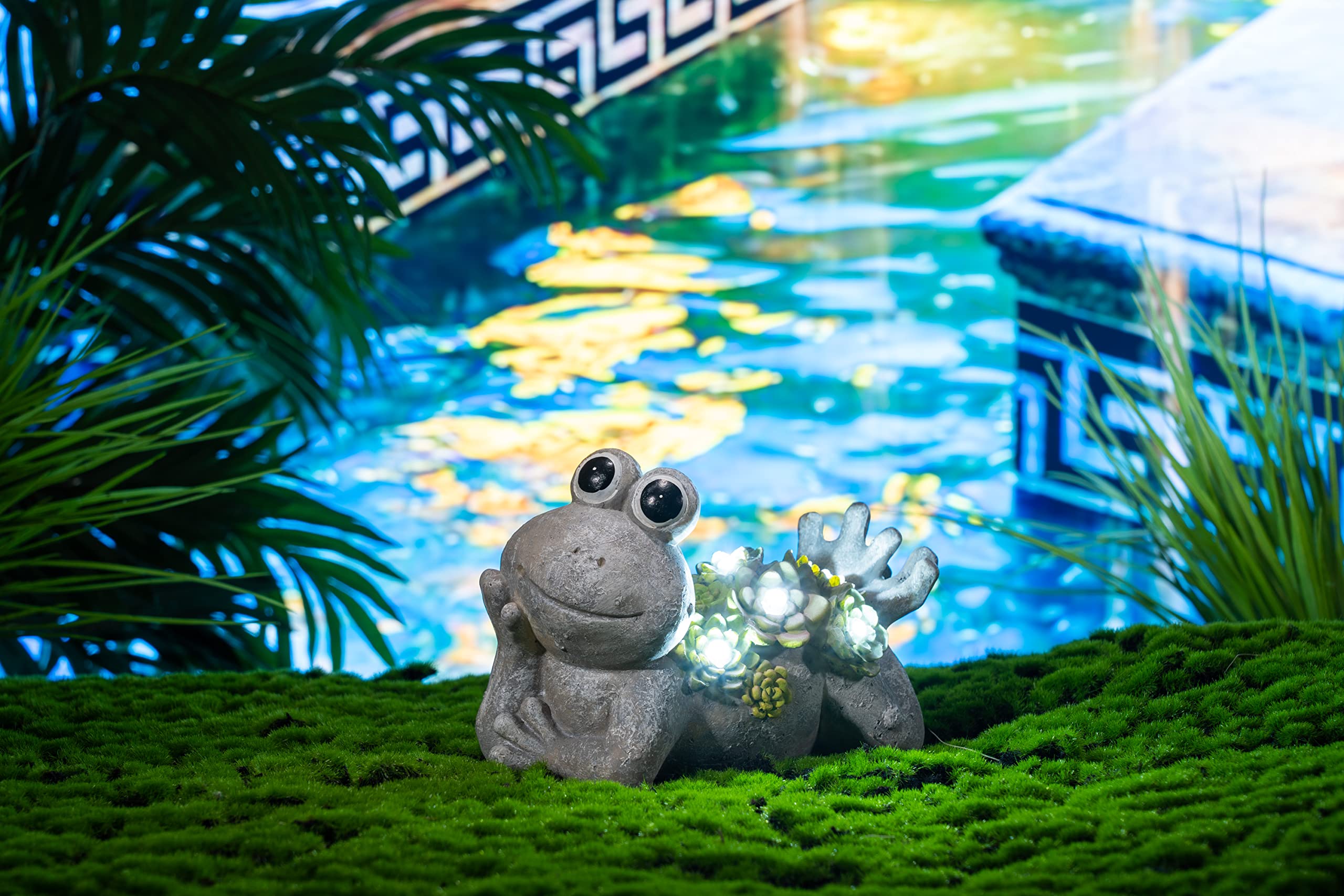 TERESAS COLLECTIONS Frog Garden Statue with Solar Light, Waterproof Resin, 5.5in, Gray, Cute Decor for Indoor/Outdoor