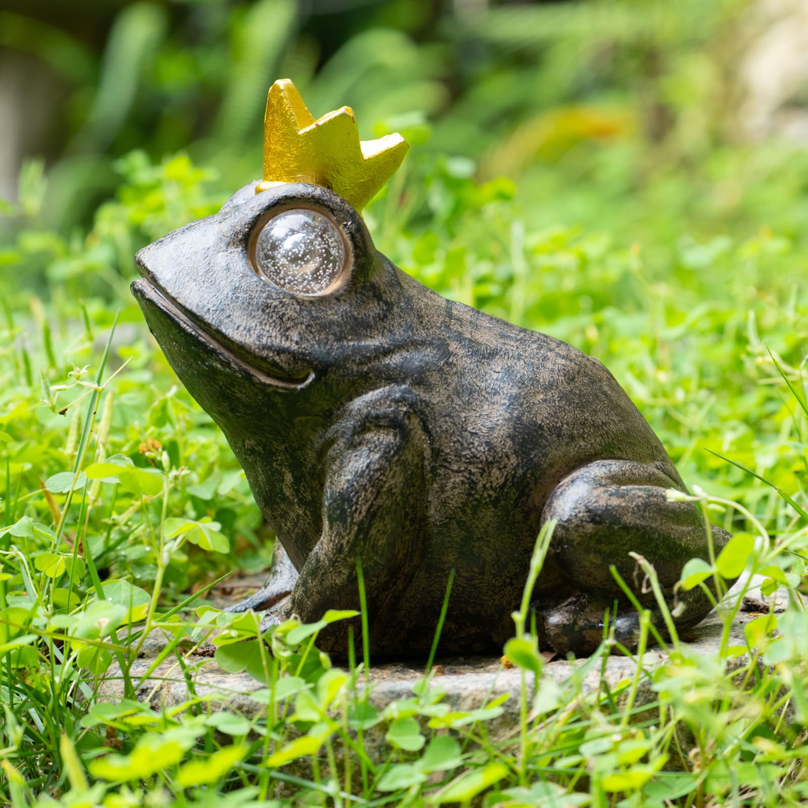 Rezpuao Garden Decor Statue Frog Prince,Solar Statue Decor Frog Prince,Resin Frogs Figurine with Solar Light for Patio,Balcony,Y