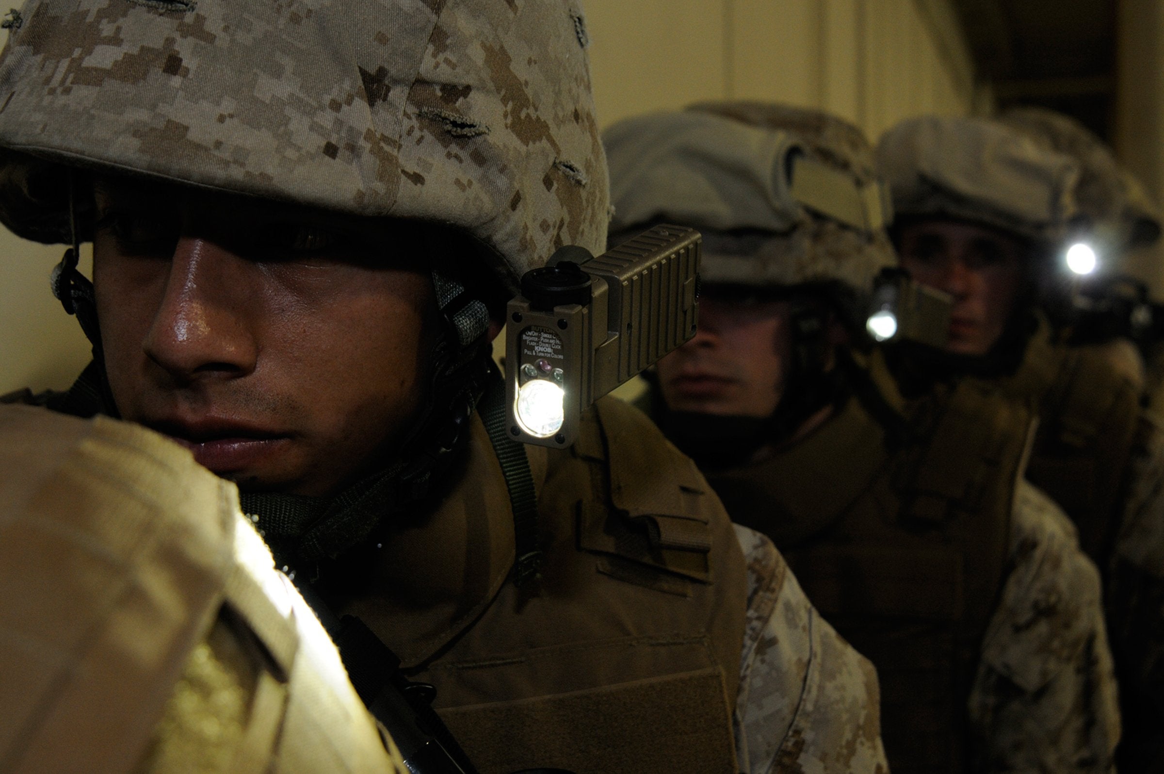 Streamlight 14024 Sidewinder 55-Lumen Aviation Flashlight White LED with MOLLE Retainer and Batteries, Coyote