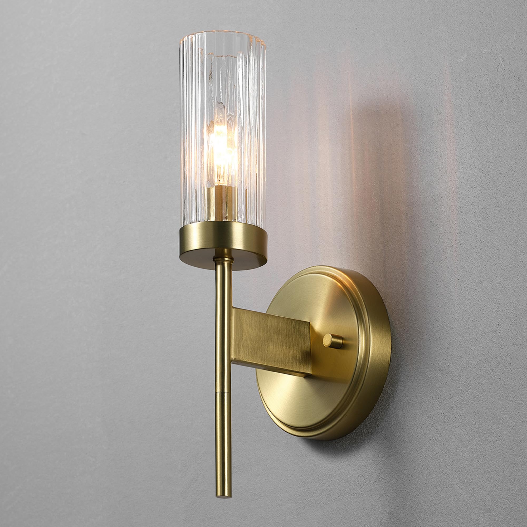 Globe Electric 65000103 1-Light Wall Sconce, Matte Brass, Ribbed Clear Glass Shade, Modern Wall Lights For Living Room, Bedroom,