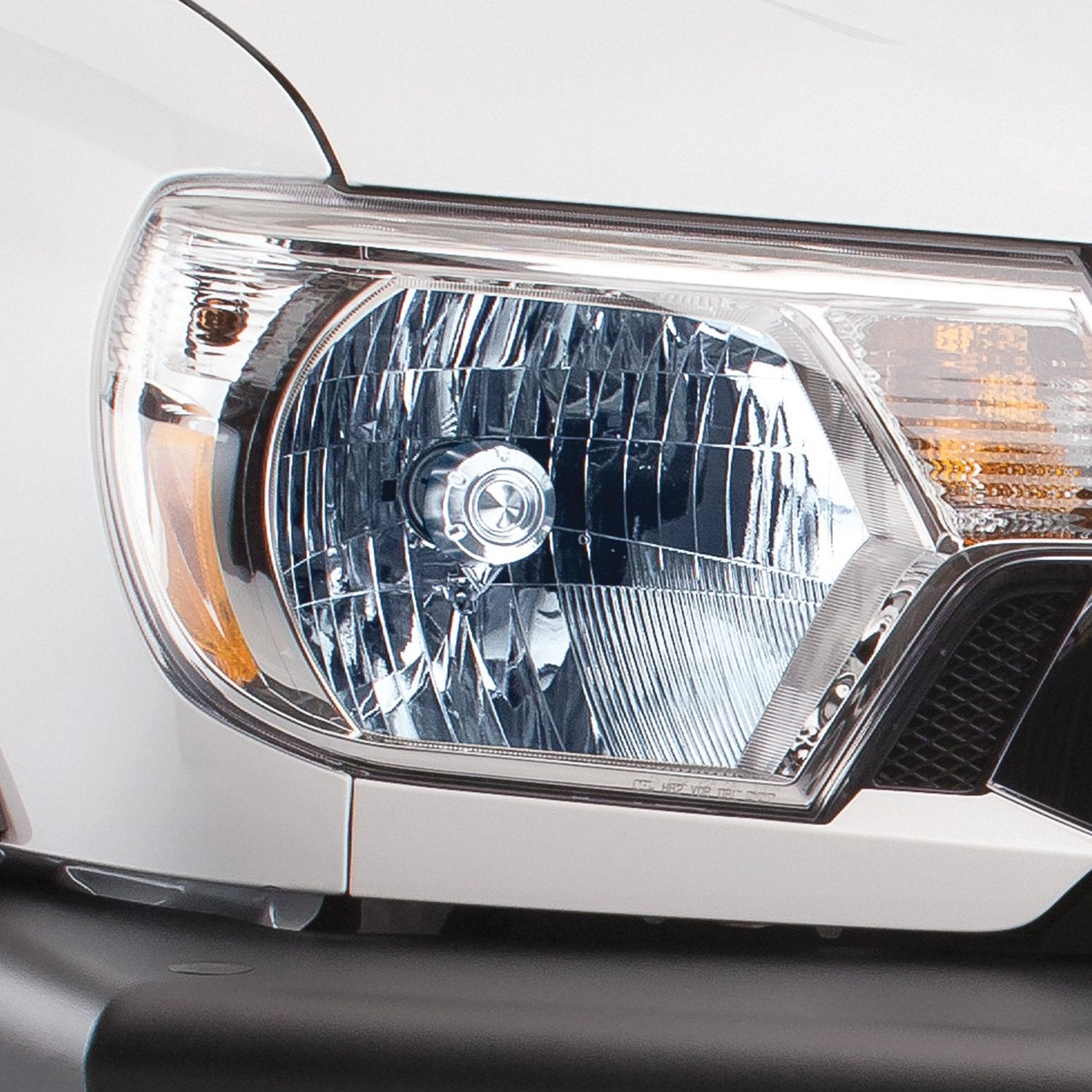 PIAA Xtreme White H13 Bulb 3900K 12V 65/55W, 2 Pack - Bright White Lighting, Model 23-10113