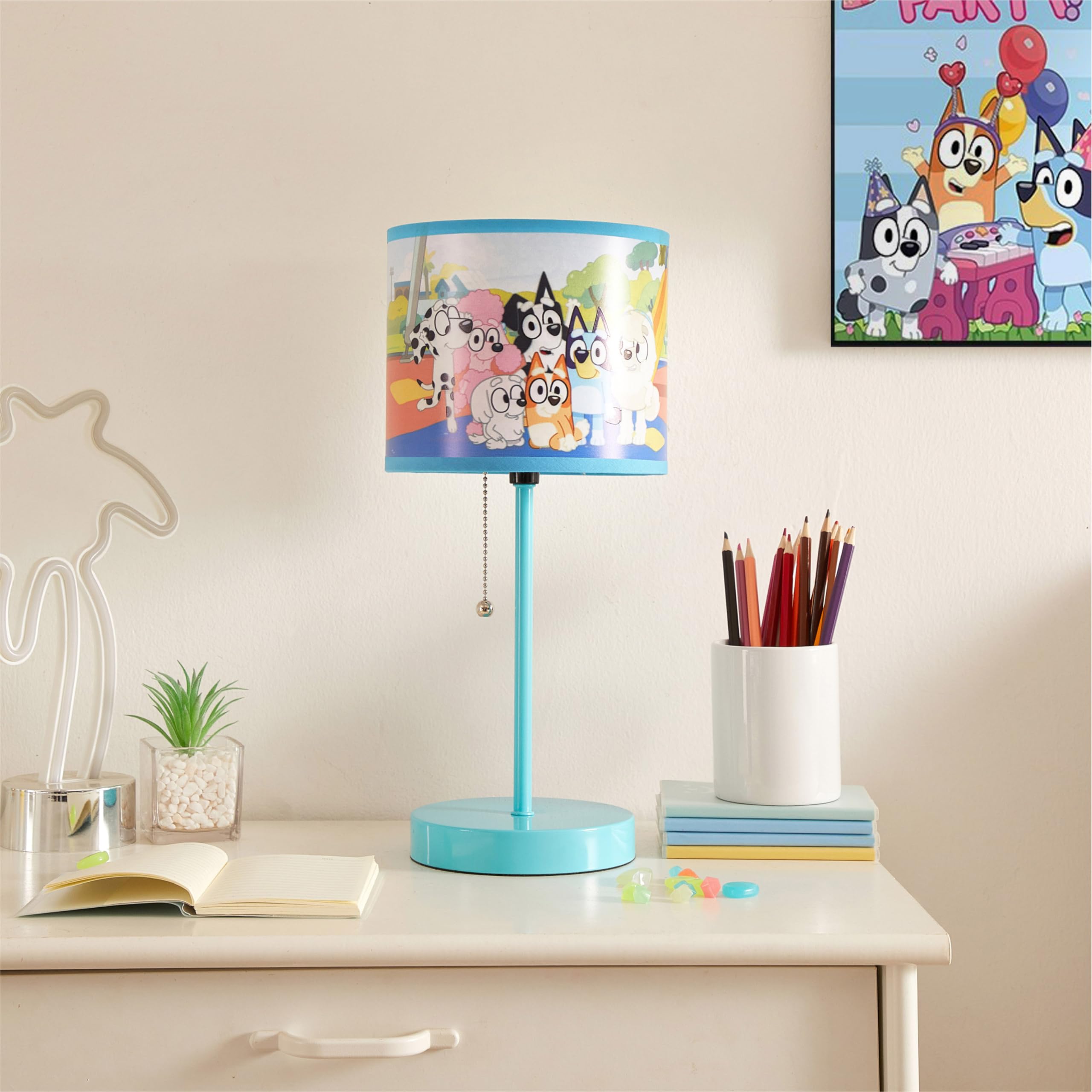 Idea Nuova Bluey Table Lamp - Kids Stick Lamp With Printed Shade, Pull Chain, Plastic, Bedroom & Nursery Lighting, Model Nk504018