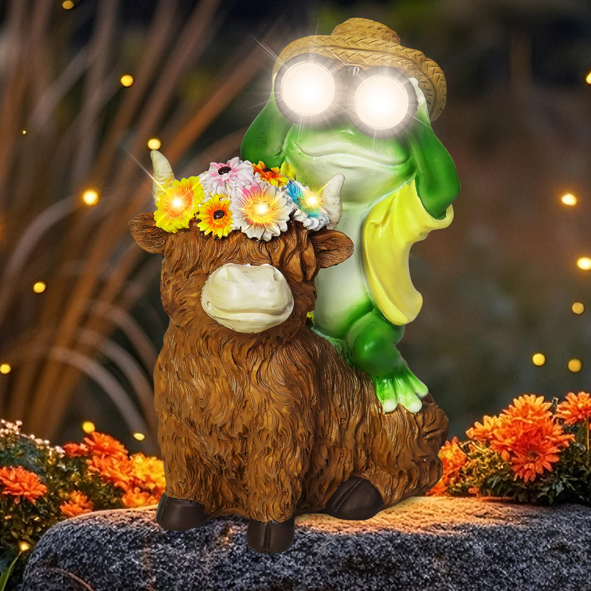 Solar Garden Statue Lights Solar Frog Sitting on Highland Cow Statue with Flower Outdoor Garden Decor Highland Cow Gifts for Women Mom Frog Figurine Decorative LED Lights for Yard Patio Porch Lawn