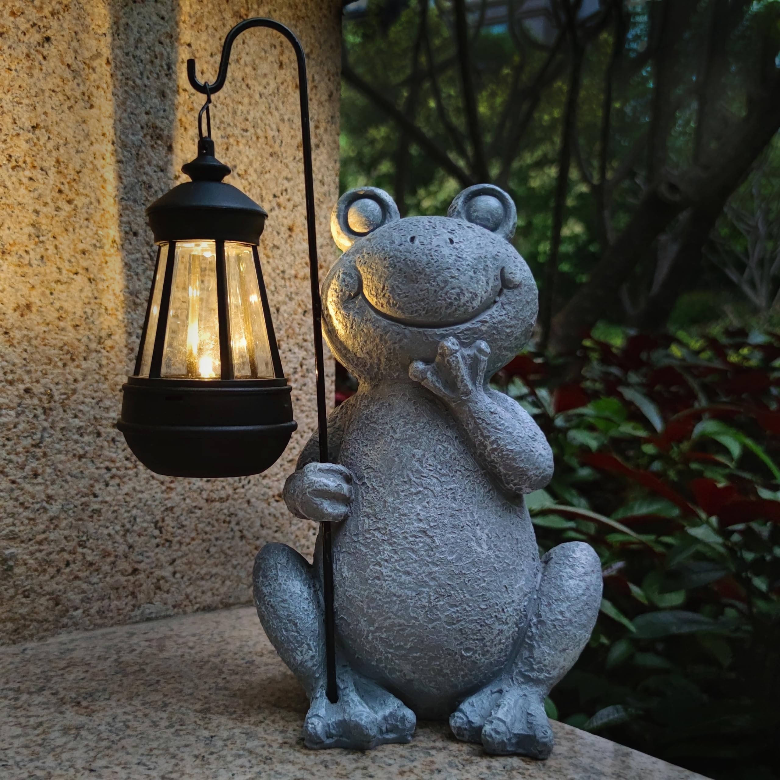VIOYOUNS Frog Solar Garden Statues,Resin Frog Figurine Decorations with Solar Lights Lantern, Outdoor Frog Garden Decor Art for 