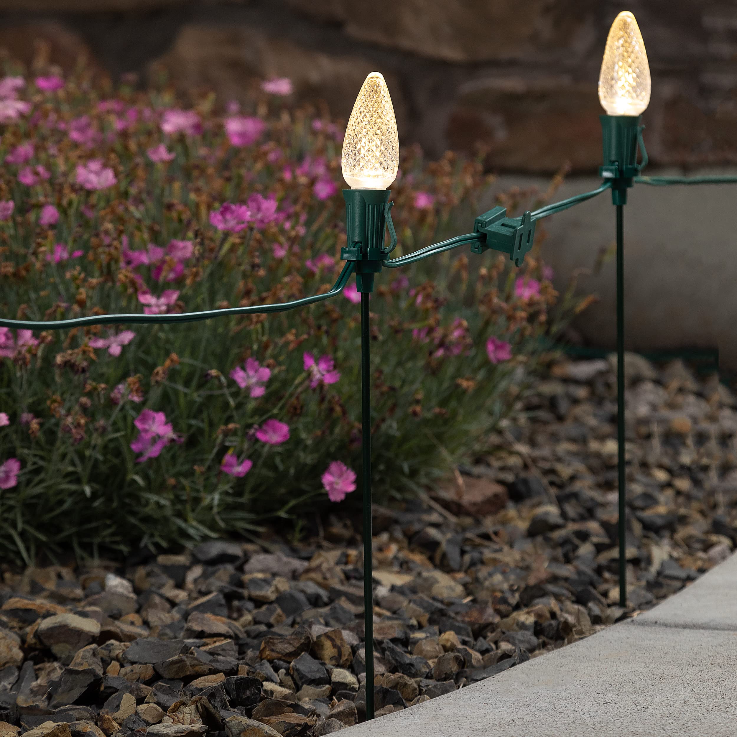 HLO Lighting 15in Metal Light Stakes for Christmas Lights, Commercial-Grade C7 & C9, Green, Pack of 25