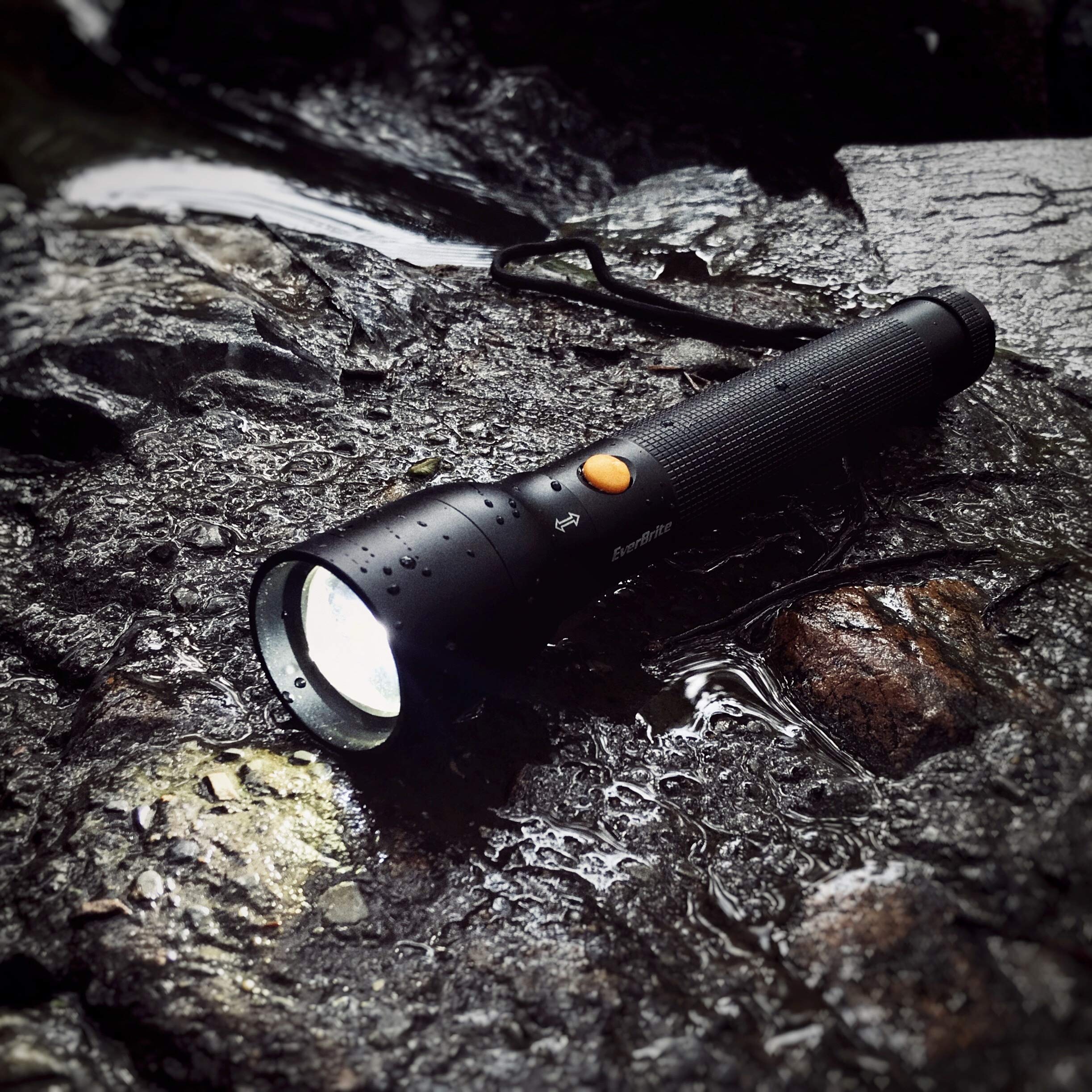 EverBrite Tactical Flashlight, 900 Lumen, Zoomable Focus, 3 Light Modes, Heavy-Duty Aluminum, Black, Model E011115, Includes 3C Batteries