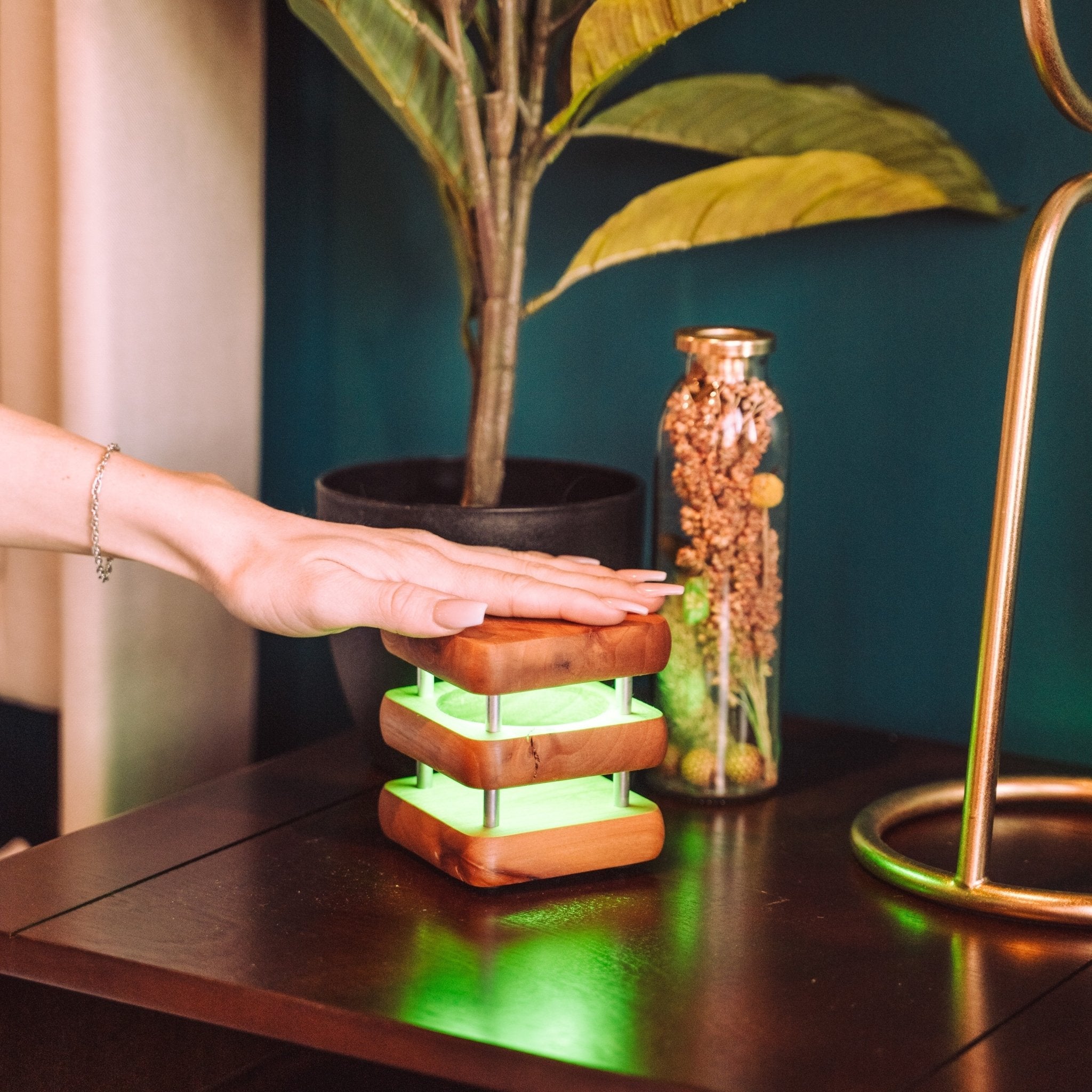 Mini Square Mid-Century Design Natural Friendship Lamp – Compact Retro Wi-Fi Touch Lamp for Connection