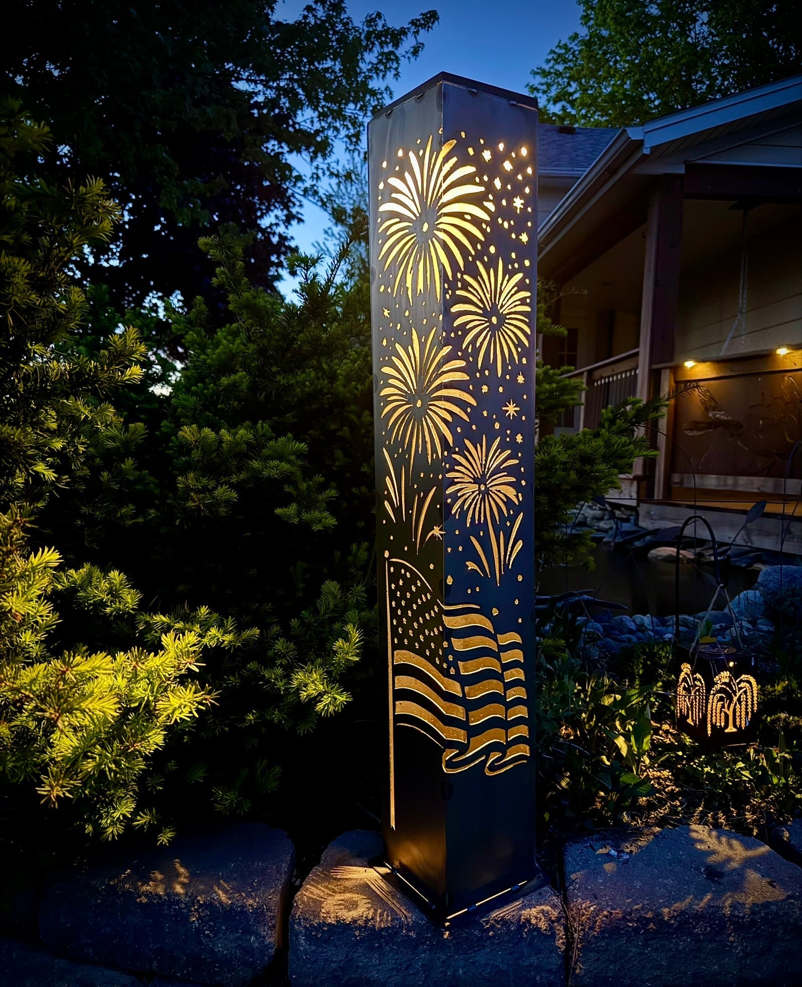 Star-Spangled Nights – Steel Solar Luminary Pillar | 40-inch