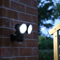 Outdoor Security Wall Light - Battery Powered - Pir Motion Sensor - 350 Lumen - White Leds - 8